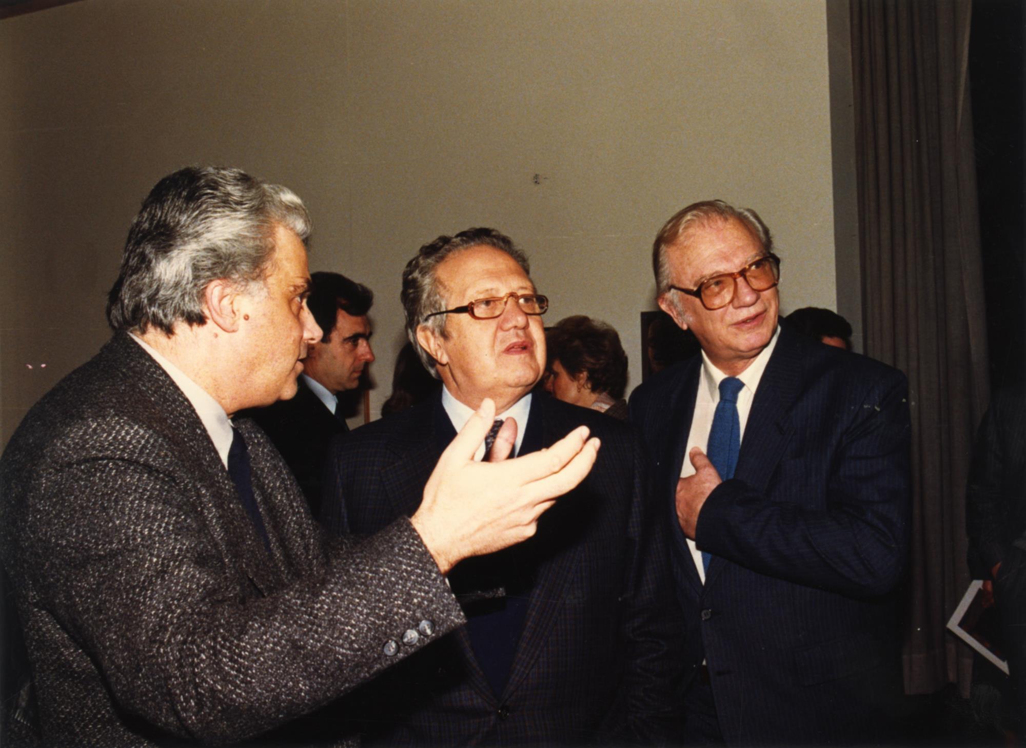 Rui Mário Gonçalves (à esq.), Mário Soares, presidente da República Portuguesa, (ao centro) e José Sommer Ribeiro (à dir.)
