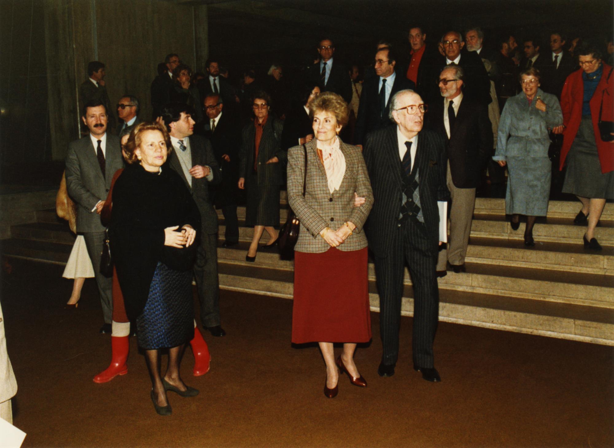 Maria Barroso (à esq.), Maria Cavaco Silva e José de Azeredo Perdigão (ao centro) e Pedro Tamen (atrás, à dir.)