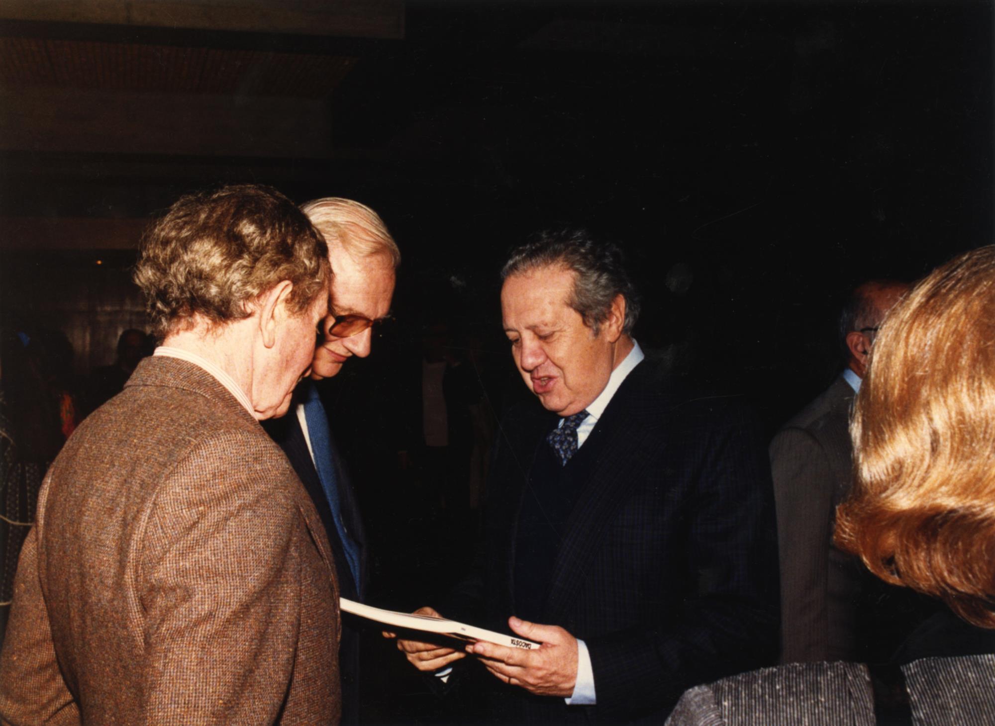 António Dacosta (à esq.), José Sommer Ribeiro (ao centro) e Mário Soares, presidente da República Portuguesa (à dir.)