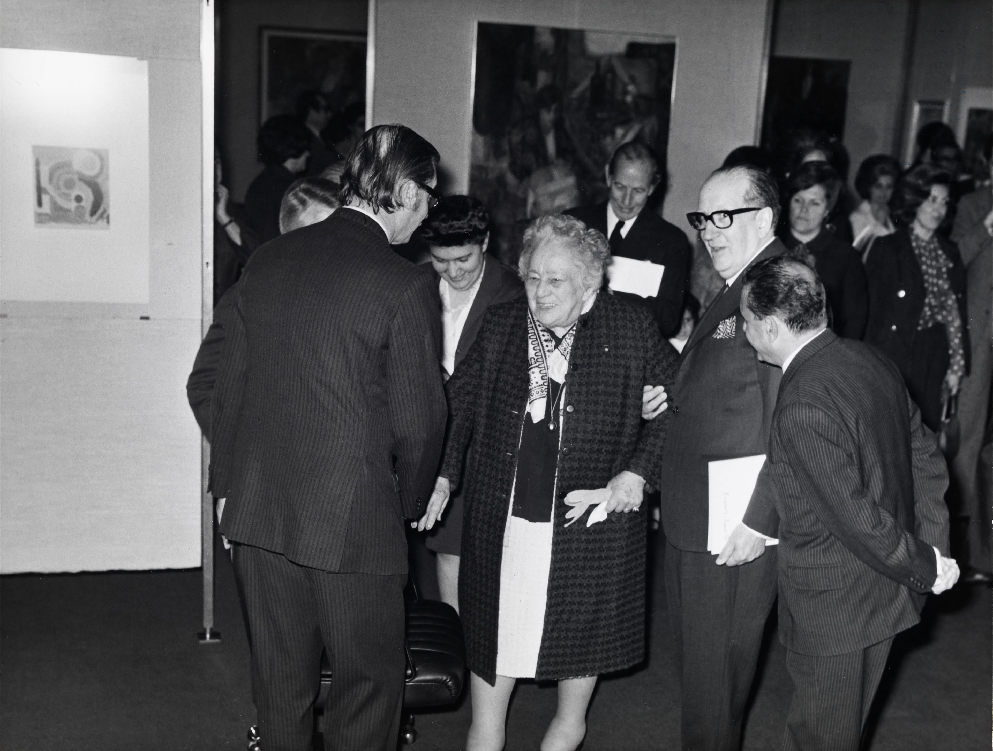 Receção a Sonia Delaunay. Sonia Delaunay (ao centro), José Sommer Ribeiro (à esq.), José de Azeredo Perdigão e Artur Nobre de Gusmão (à dir.)