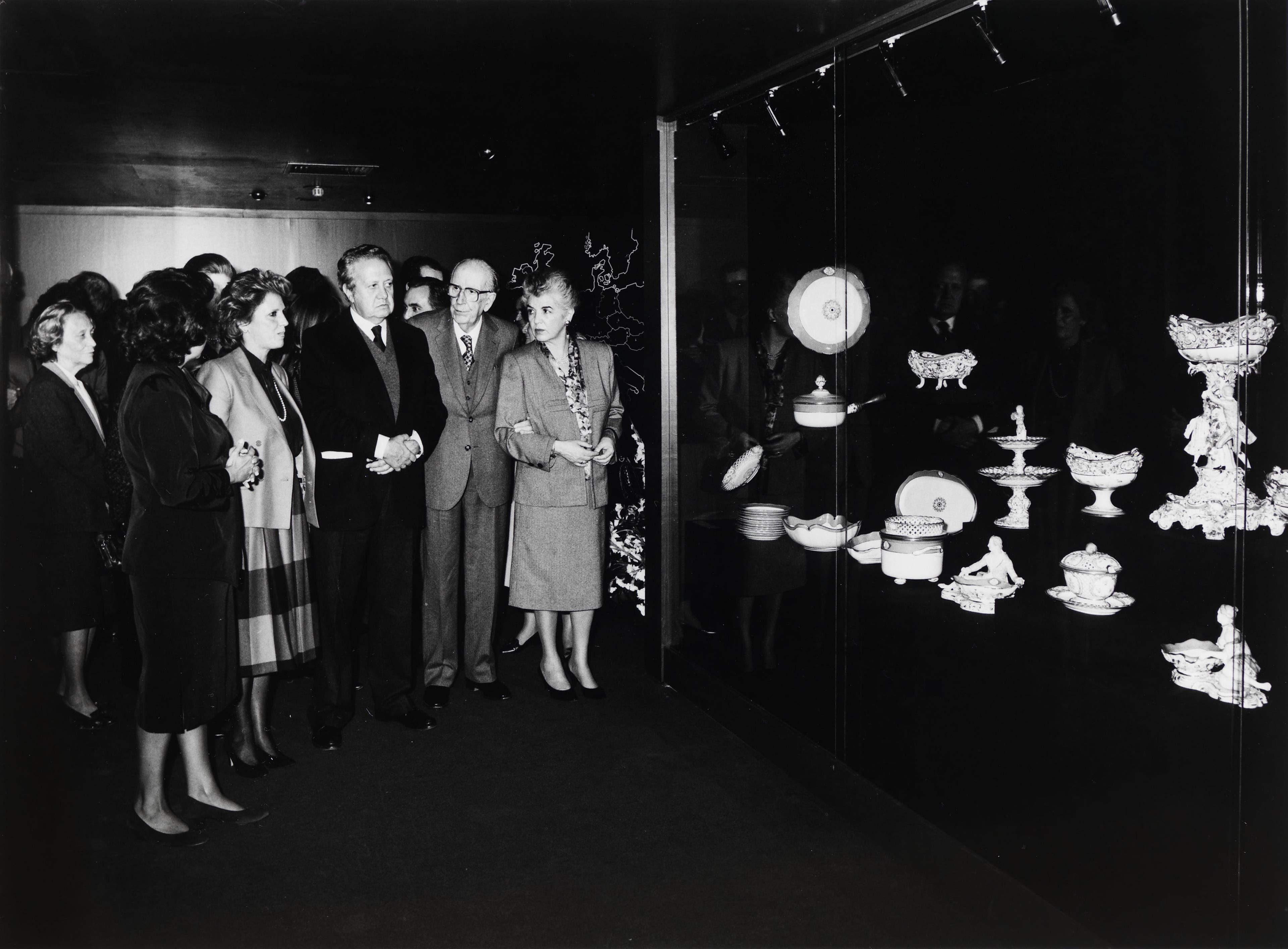 Mário Soares (ao centro), presidente da República, na inauguração da exposição acompanhado por José de Azeredo Perdigão (à dir.), presidente da FCG, e Madalena de Azeredo Perdigão (à dir.), Diretora do ACARTE