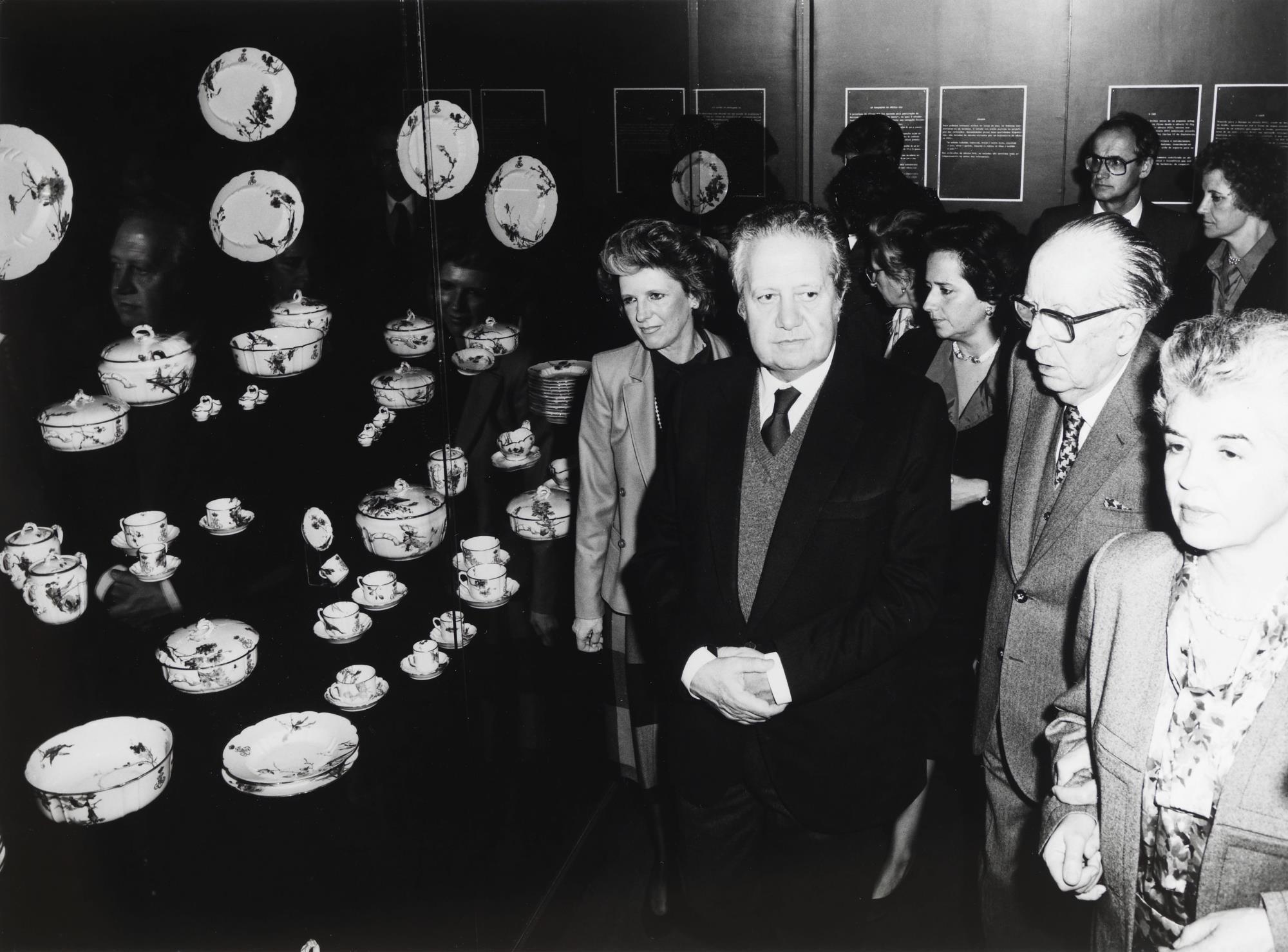 Mário Soares (ao centro), presidente da República, na inauguração da exposição acompanhado por José de Azeredo Perdigão (à dir.), presidente da FCG, e Madalena de Azeredo Perdigão (à dir.), Diretora do ACARTE