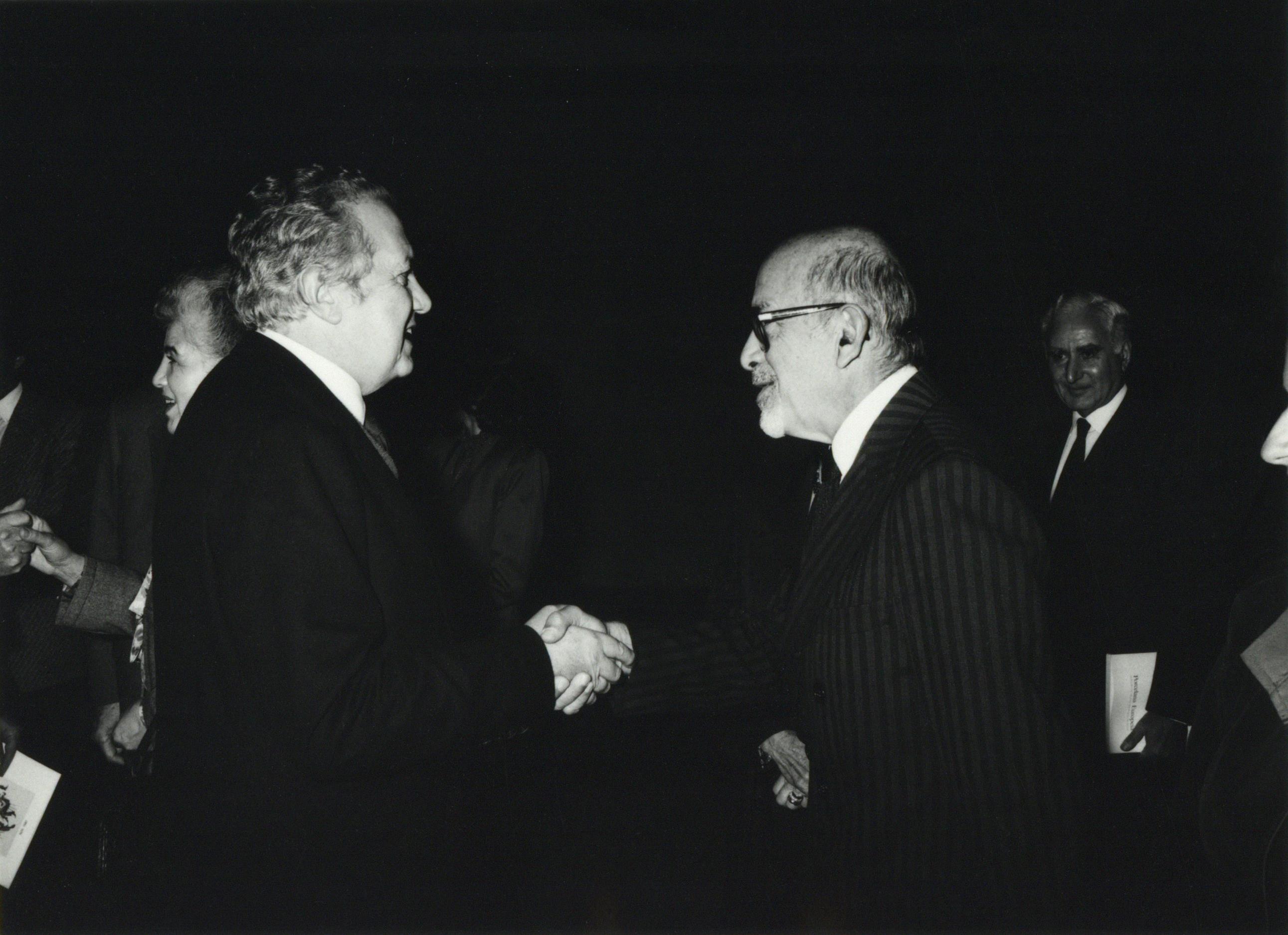 Mário Soares, presidente da República Portuguesa (à esq.), e Roberto Gulbenkian (à dir.)