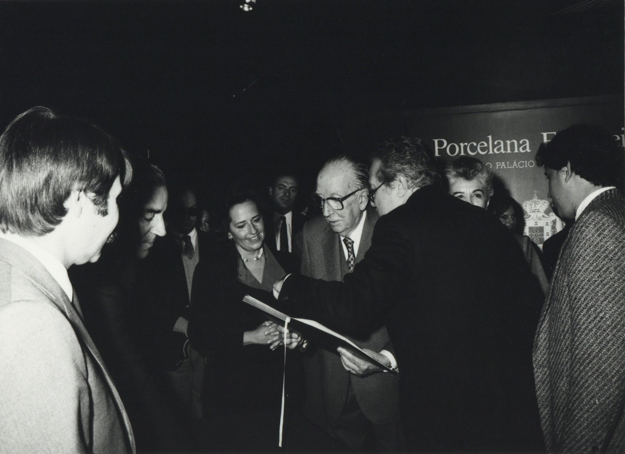 Mário Soares (à dir.), presidente da República, na inauguração da exposição acompanhado por José de Azeredo Perdigão (ao centro), presidente da FCG, e Madalena de Azeredo Perdigão (à dir,), Diretora do ACARTE