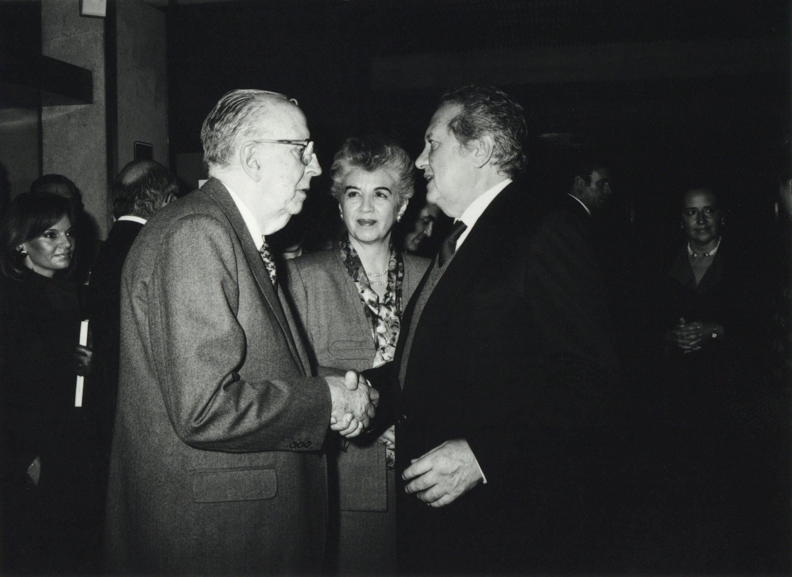 Mário Soares, presidente da República, na inauguração da exposição acompanhado por José de Azeredo Perdigão, presidente da FCG, e Madalena de Azeredo Perdigão, Diretora do ACARTE