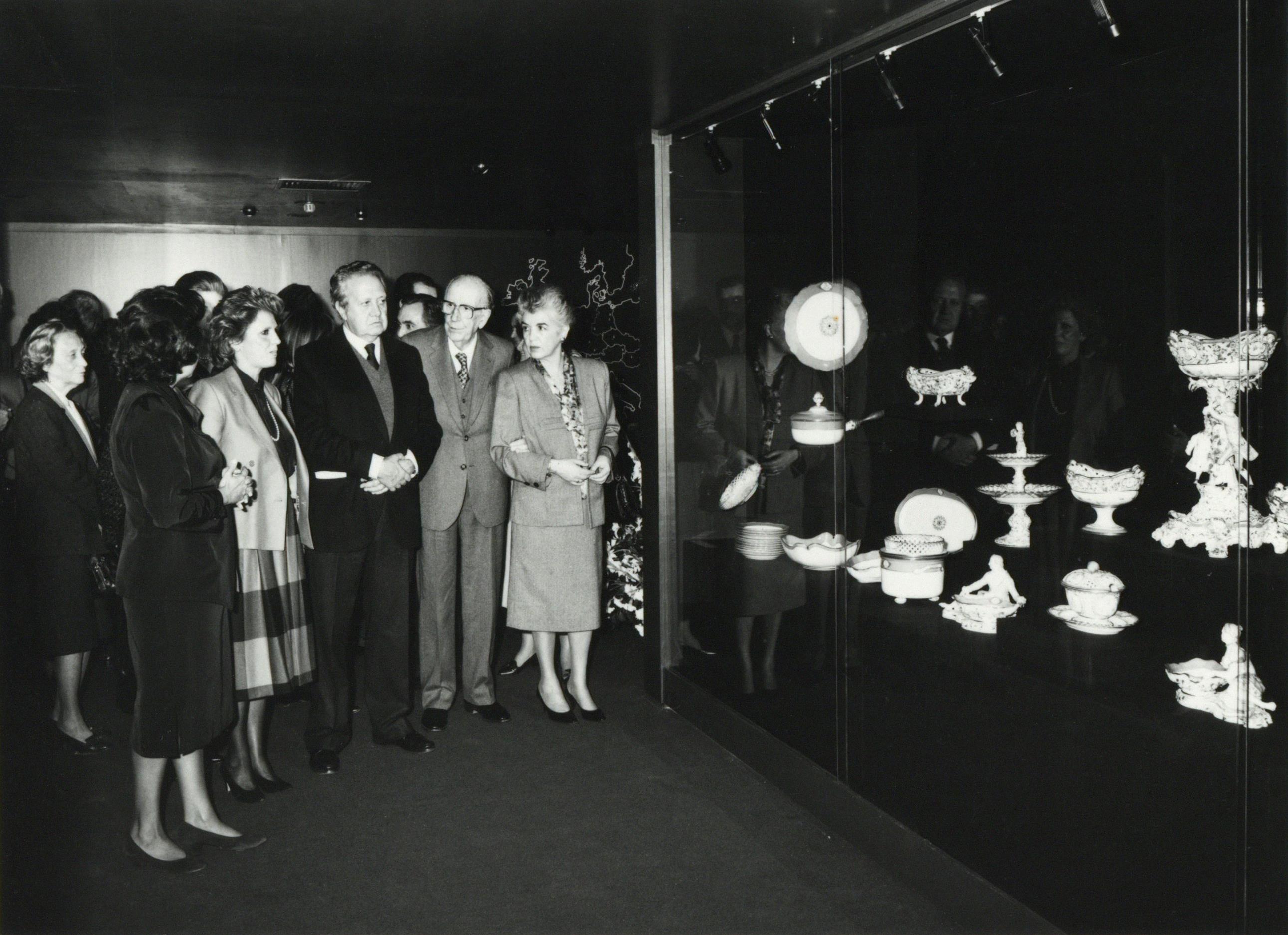 Mário Soares, presidente da República, na inauguração da exposição acompanhado por José de Azeredo Perdigão, presidente da FCG, e Madalena de Azeredo Perdigão, Diretora do ACARTE