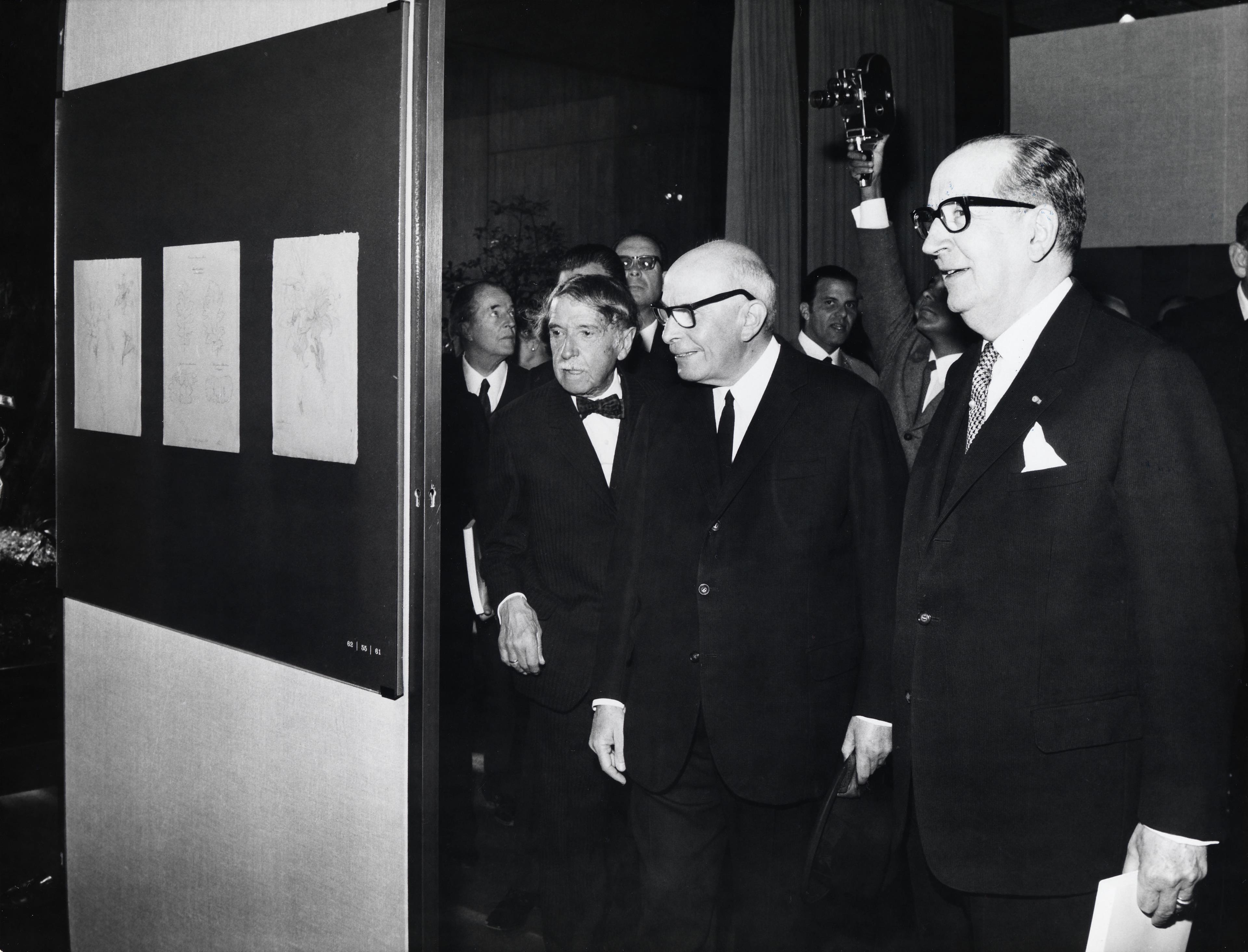 Raul Lino (à esq.), Américo Tomás, presidente da República Portuguesa (ao centro) e José de Azeredo Perdigão (à dir.)