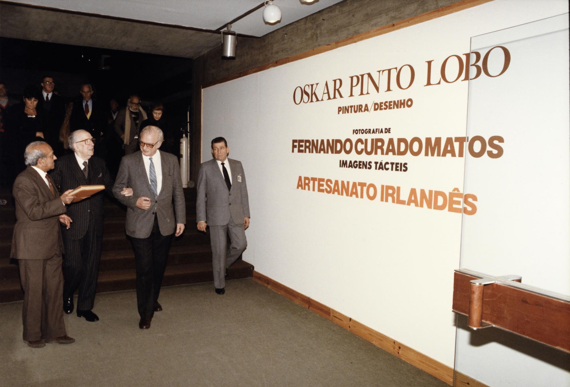 José de Azeredo Perdigão, presidente da Fundação Calouste Gulbenkian, acompanhado por José Sommer Ribeiro, Diretor do Serviço de Exposições e Museografia, e do artista Oskar Pinto Lobo.