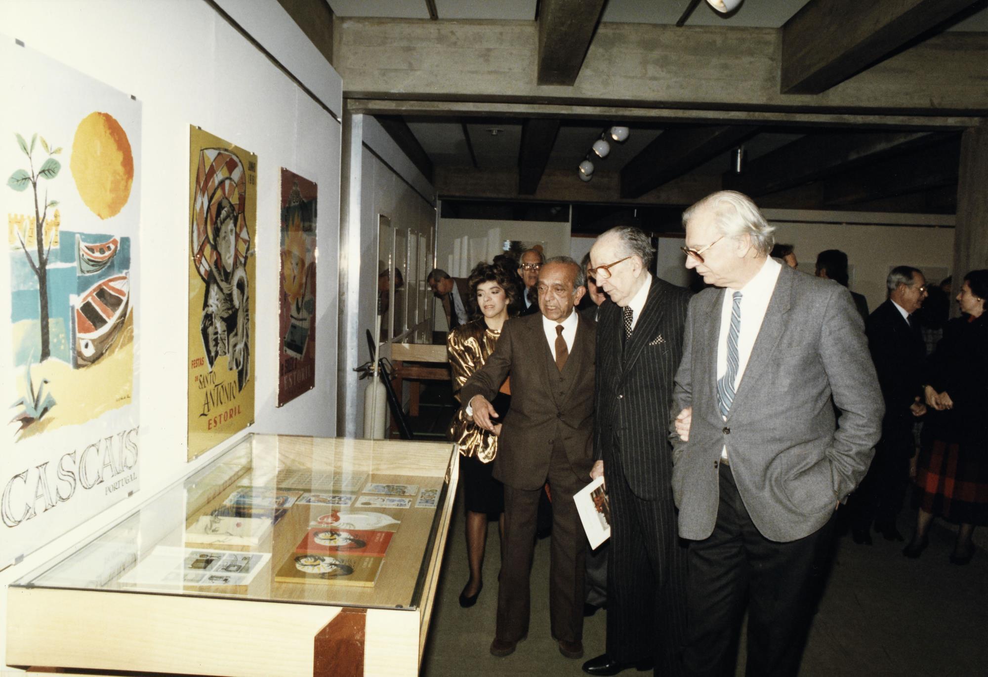 José de Azeredo Perdigão, presidente da Fundação Calouste Gulbenkian, acompanhado por José Sommer Ribeiro, Diretor do Serviço de Exposições e Museografia, e do artista Oskar Pinto Lobo.