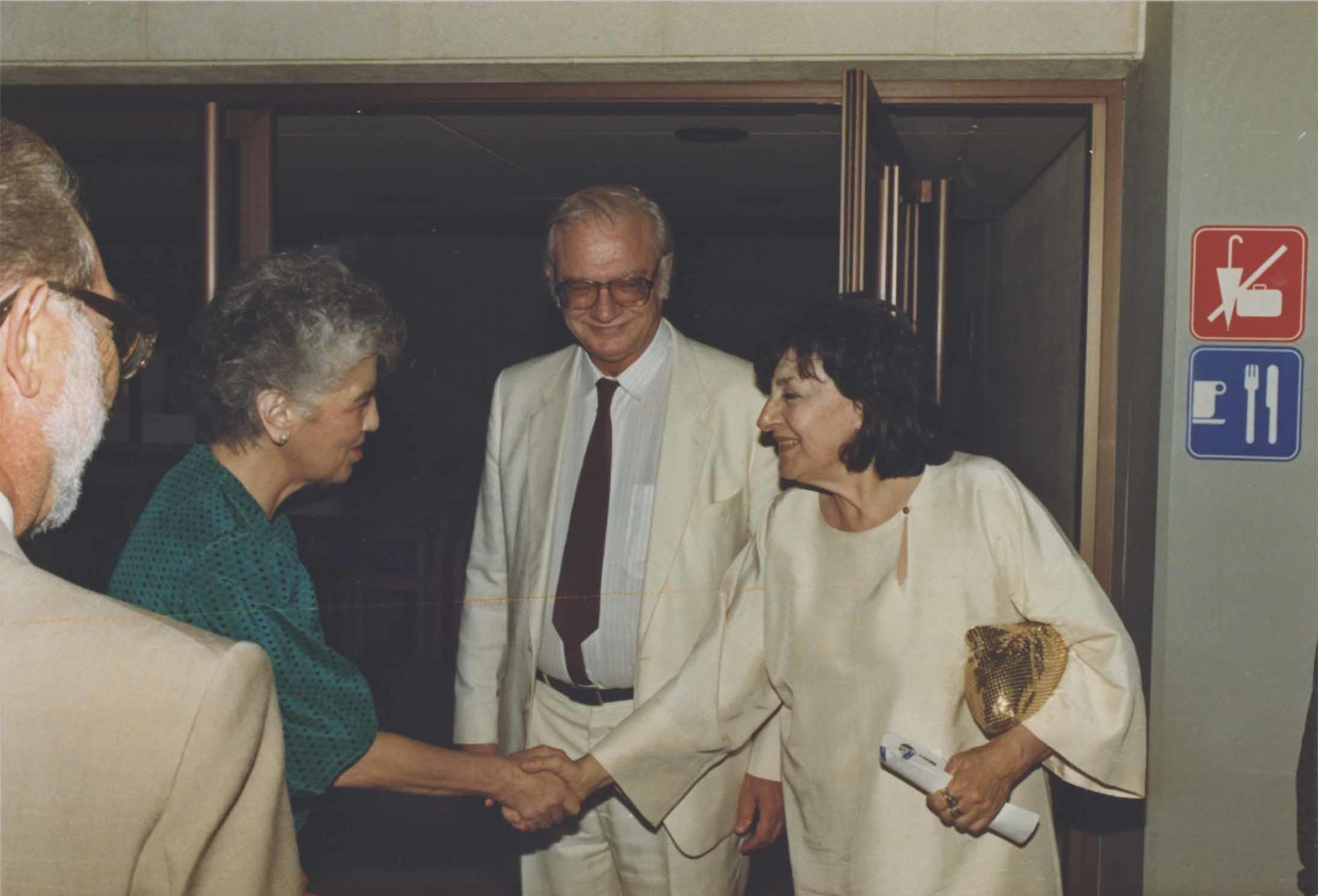 Madalena de Azeredo Perdigão (à esq.), José Sommer Ribeiro (ao centro) e a artista Titina Maselli (à dir.)