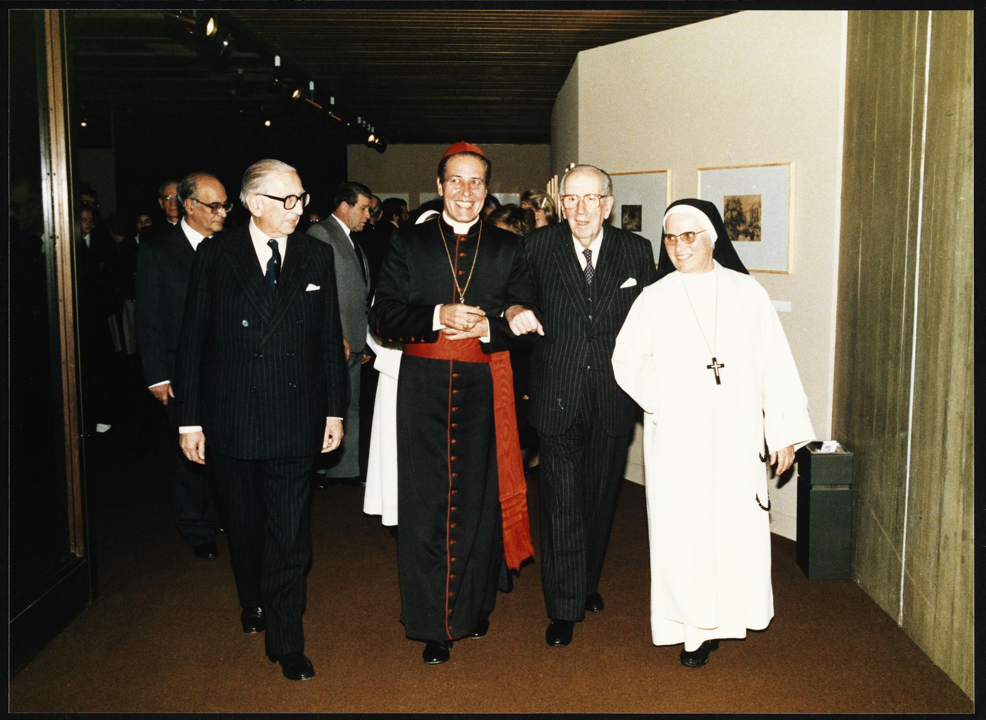 Luis Guimarães Lobato (à esq.), D.António II, Cardeal Patriarca de Lisboa (ao centro), José de Azeredo Perdigão e Irmã Inês Mota e Melo (à dir.)