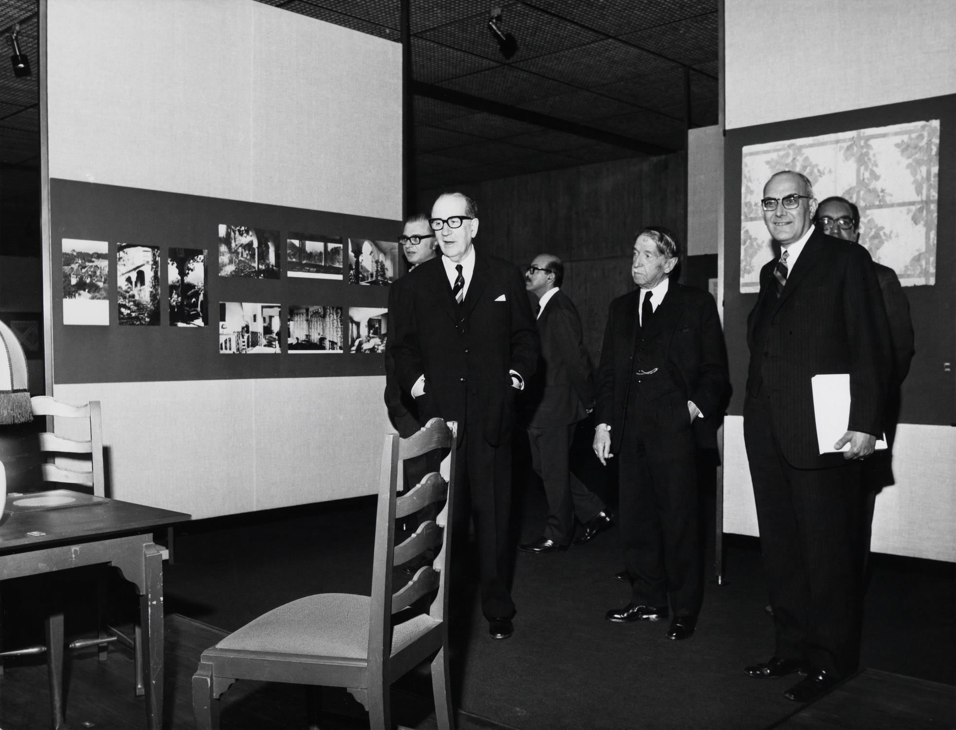 Visita oficial. José Sommer Ribeiro (atrás, à esq.), Roberto Gulbenkian (atrás, ao centro), José de Azeredo Perdigão (à esq.), Raul Lino (ao centro) e Marcello Caetano (à dir.)