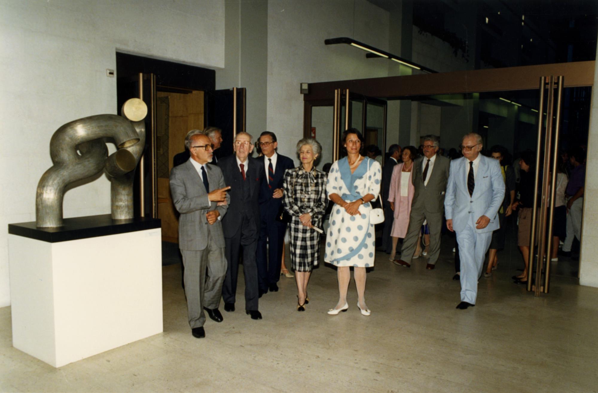 Roberto Gulbenkian (à esq.), José de Azeredo Perdigão, Madalena de Azeredo Perdigão (ao centro) e José Sommer Ribeiro (à dir.)