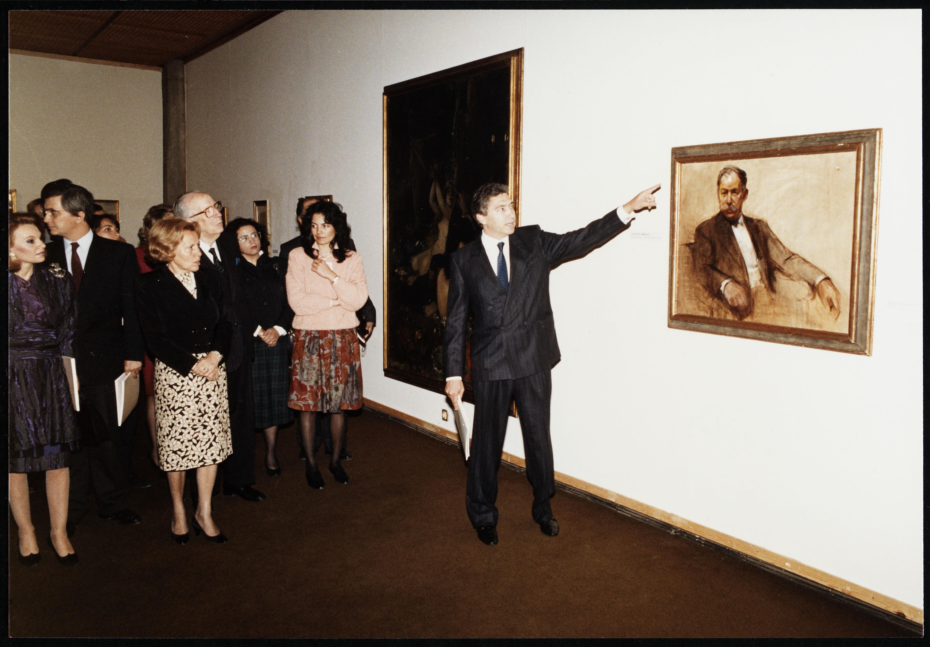 Maria Barroso e José de Azeredo Perdigão (ao centro)