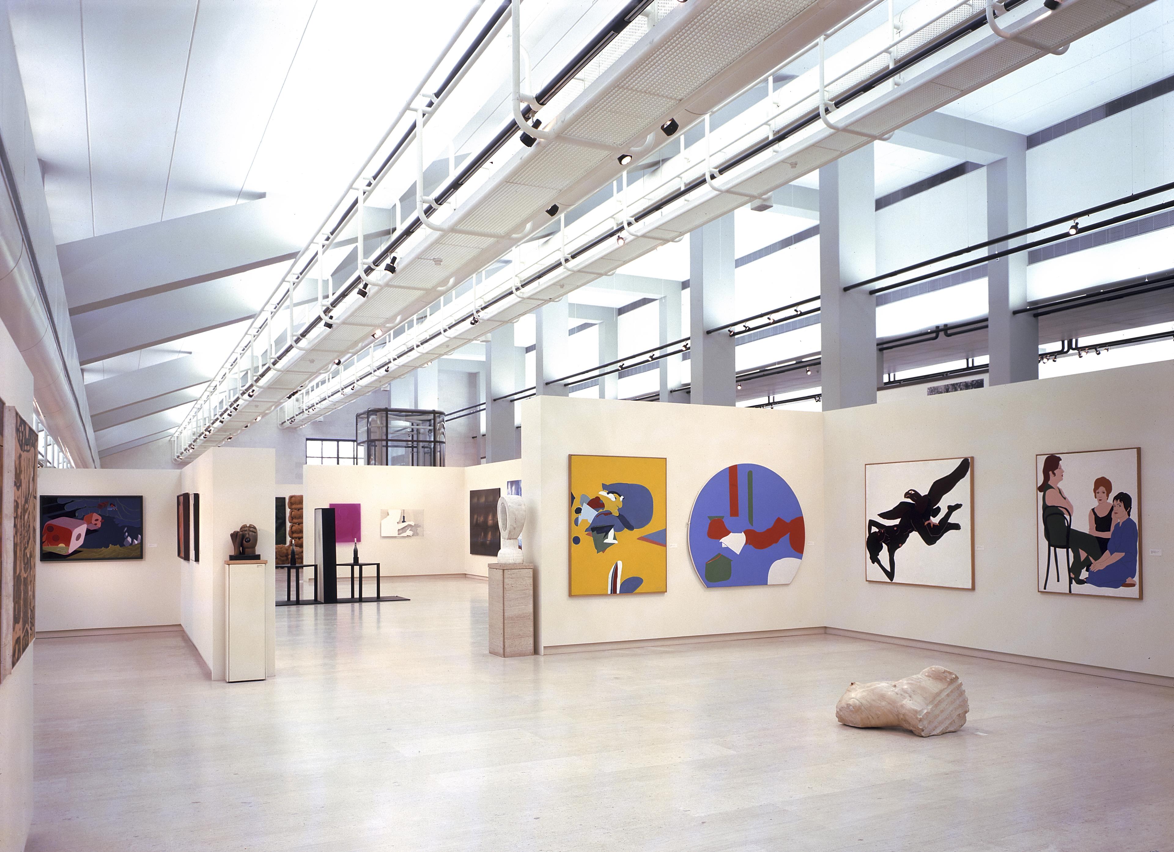 Obras de Nikias Skapinakis, Júlio Pomar (à dir.), João Cutileiro (chão, à dir.) Noronha da Costa, Lourdes Castro, Alberto Carneiro, Carlos Calvet e Dimas Macedo