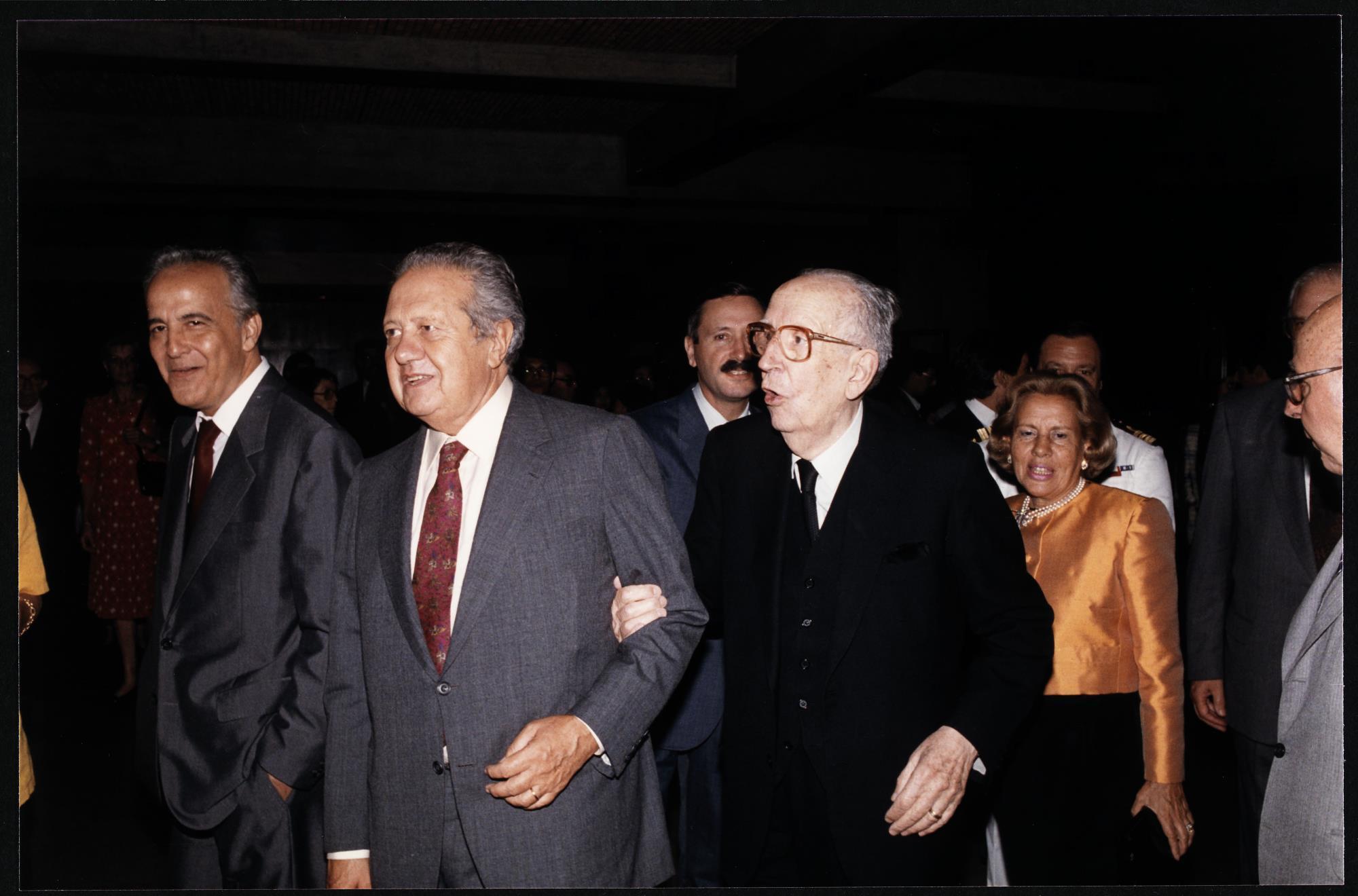 Mário Soares (à esq.), José de Azeredo Perdigão (ao centro) e Maria Barroso (atrás, à dir.)