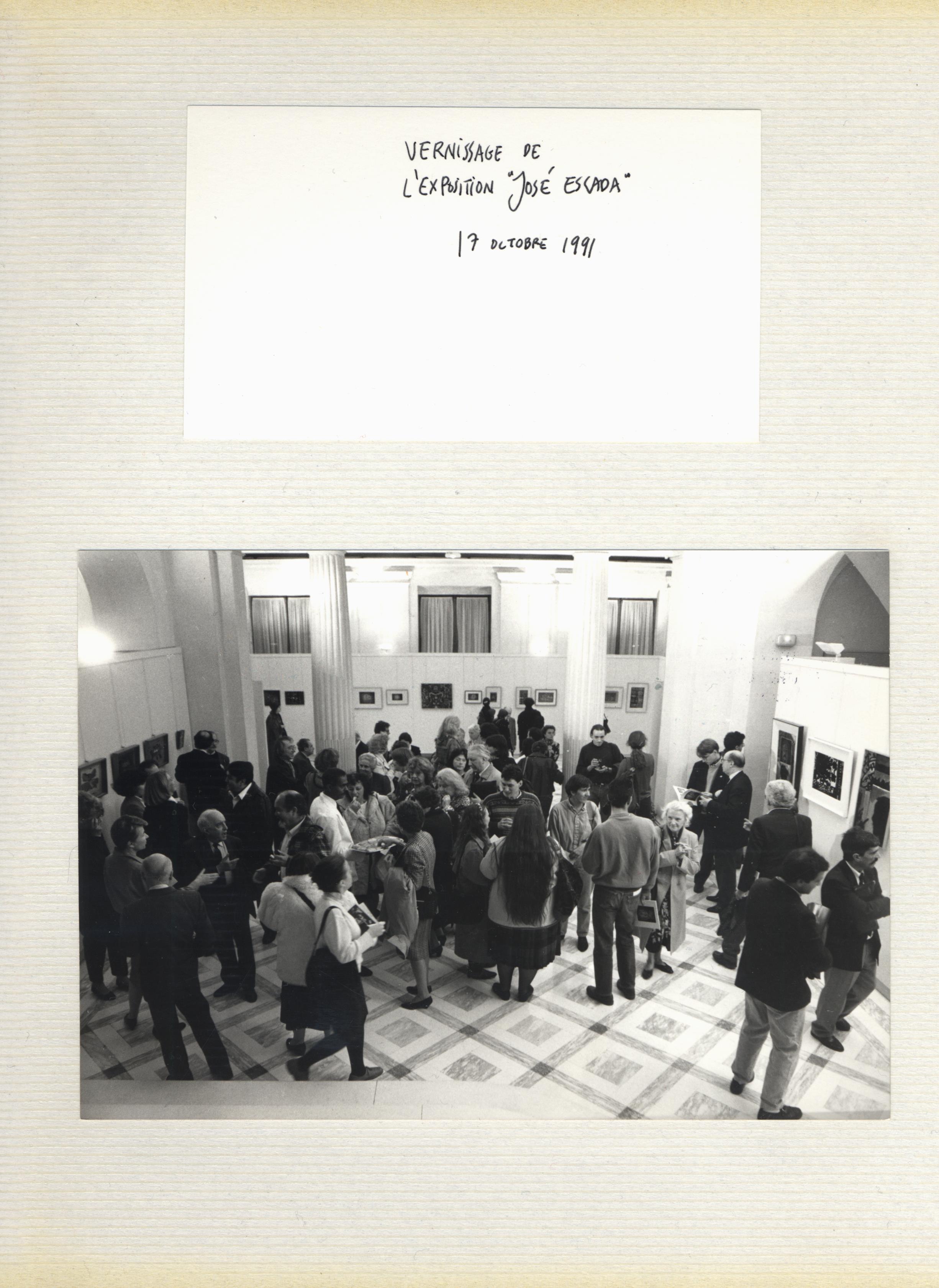 Fotografias em álbum da inauguração da exposição e da conferência «José Escada et la Peinture Portugaise depuis les Années 50» por Mareille Bazin
