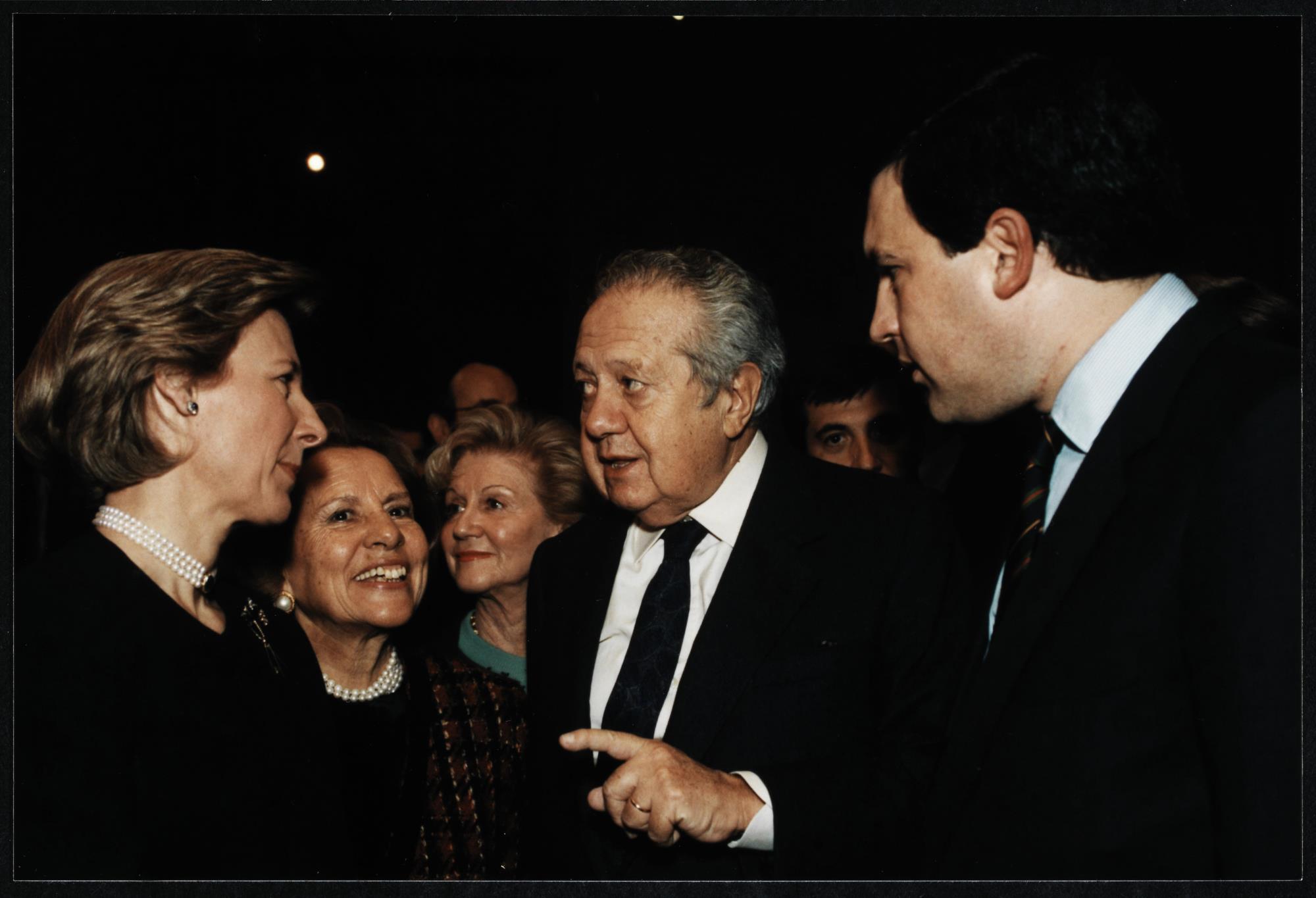 Visita oficial. Maria Barroso (ao centro) e Mário Soares, presidente da República Portuguesa, (à dir.)