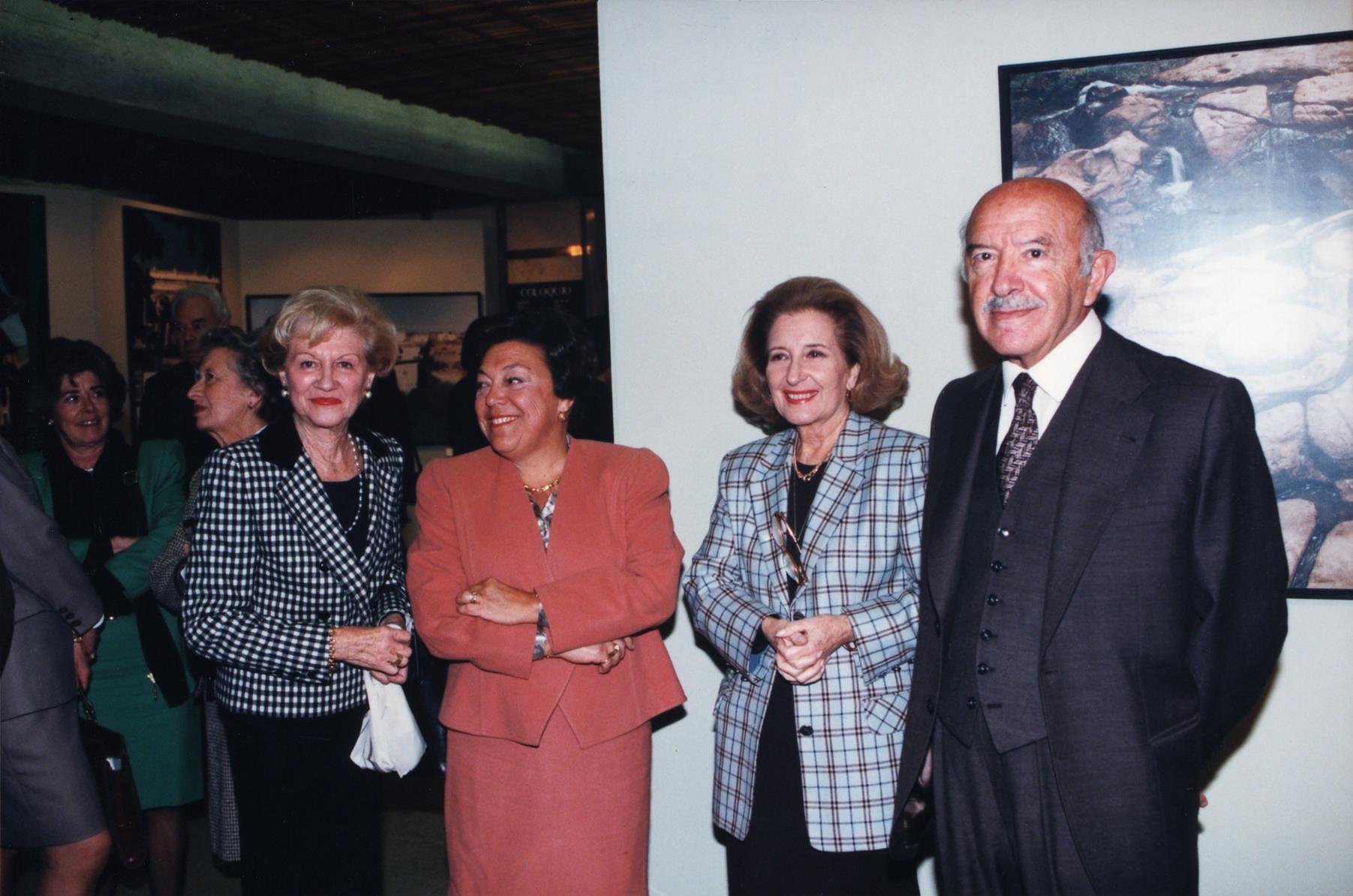 Maria Fernanda Passos Leite (centro, esq.), Maria Helena Soares Costa (centro, dir.) e Roberto Gulbenkian