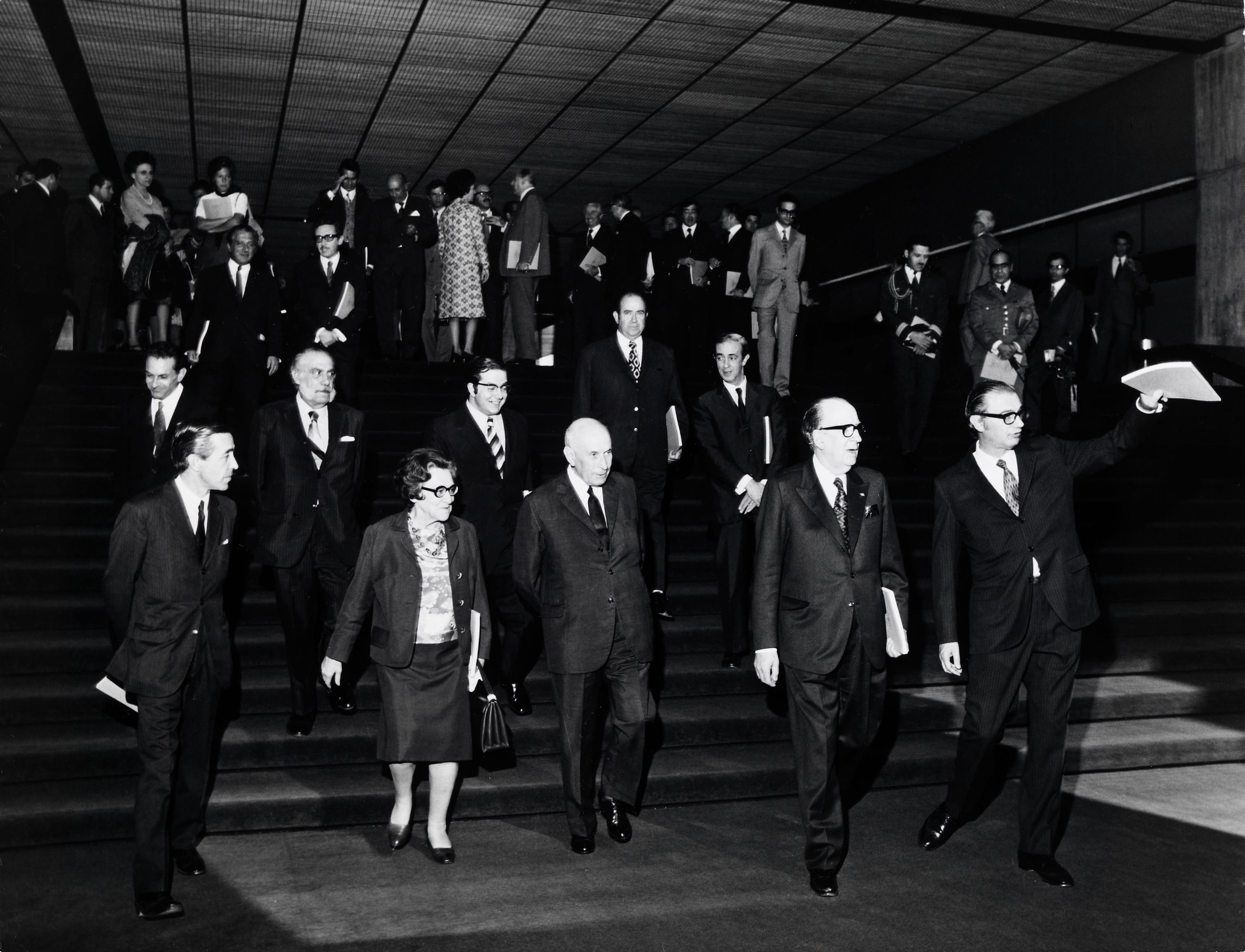Artur Nobre de Gusmão (atrás, à esq.), Américo Tomás, presidente da República Portuguesa (à esq.), José de Azeredo Perdigão (ao centro) e José Sommer Ribeiro (à dir.)