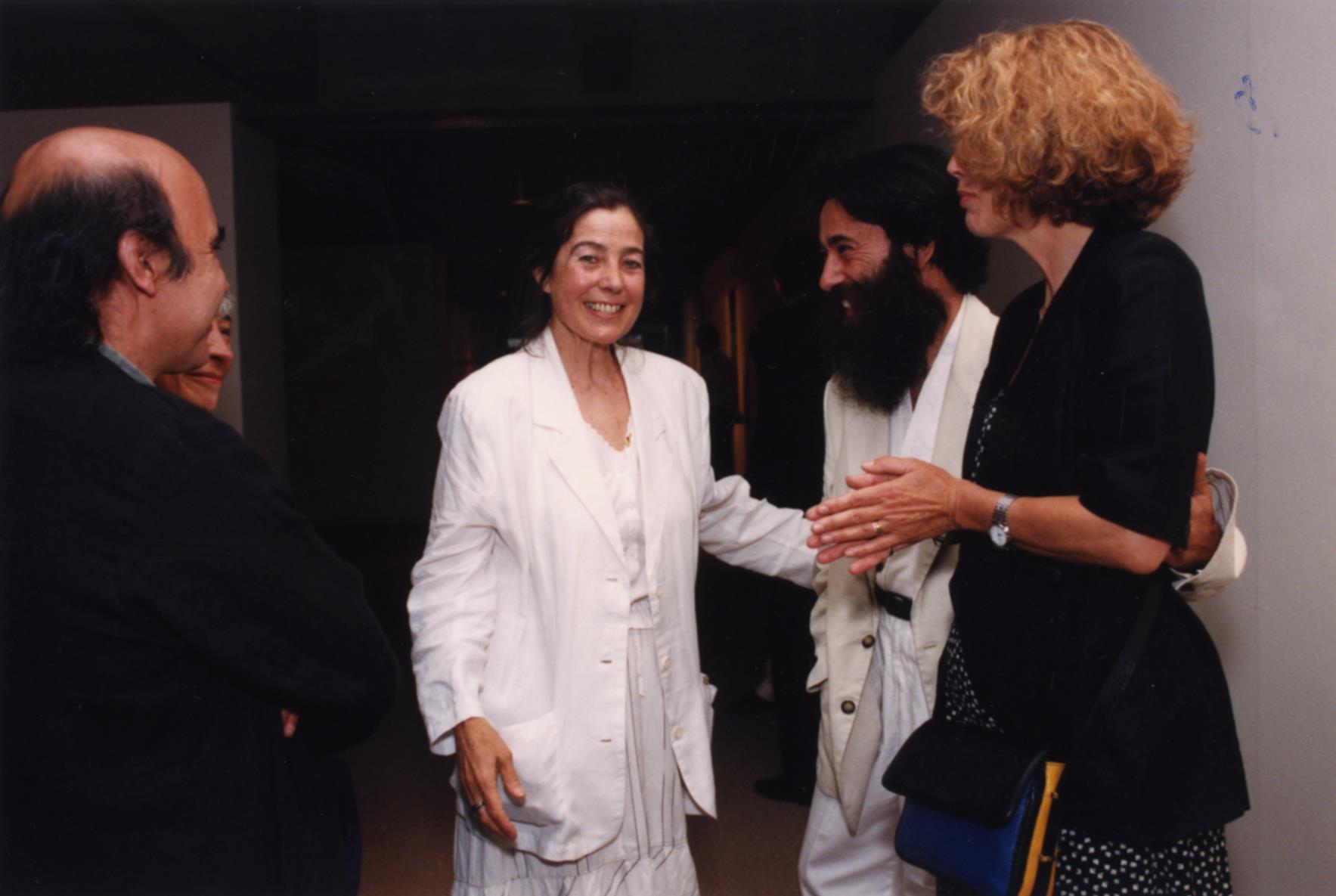 Lourdes Castro (ao centro)