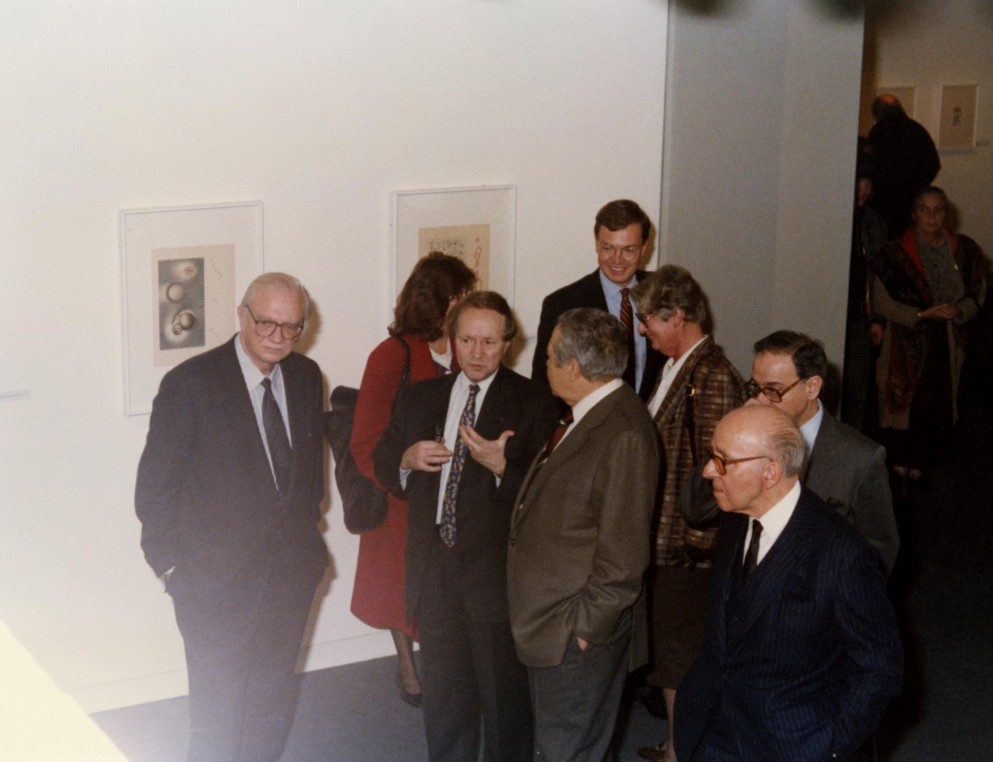 José Sommer Ribeiro (à esq.), Werner Spies e Mário Soares, presidente da República Portuguesa (ao centro), António Ferrer Correia (à dir.)