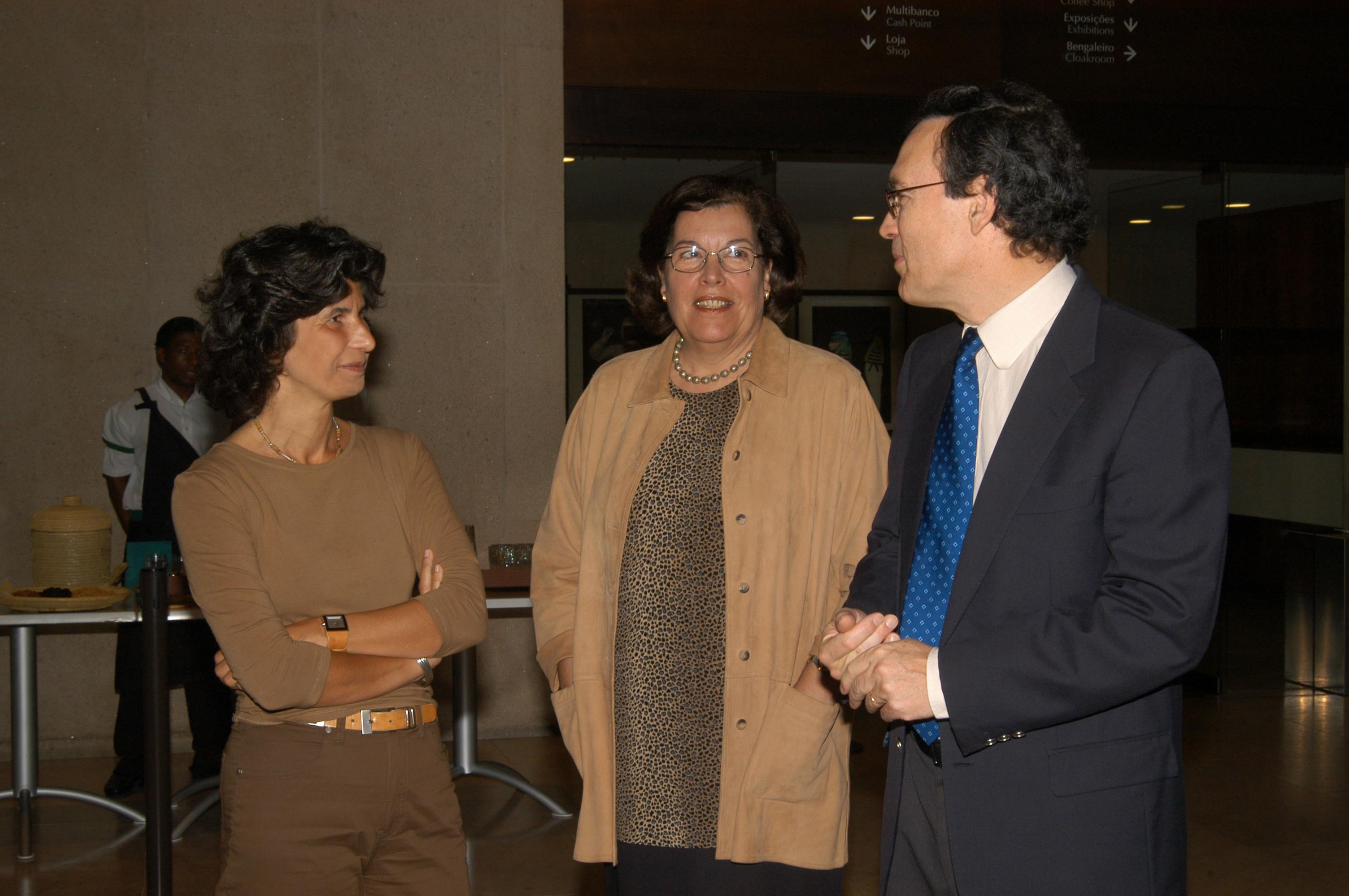 Luísa Sampaio (à esq.)