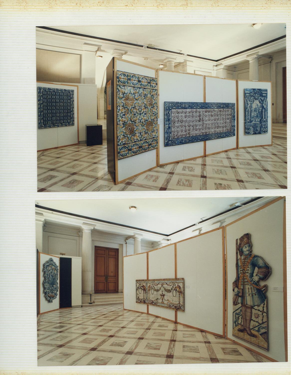 Álbum com fotografias de aspetos de exposição e da conferência «L'Azulejo au Portugal. Une Vision Rétrospective» proferida por João Castel-Branco Pereira, em 21 de março de 1996