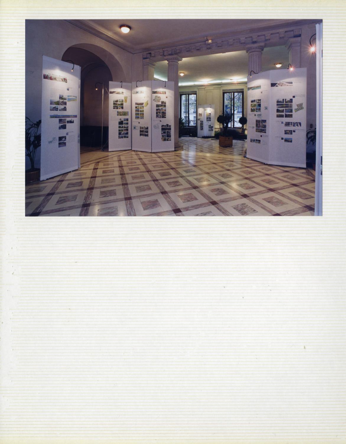 Fotografias em álbum da inauguração da exposição