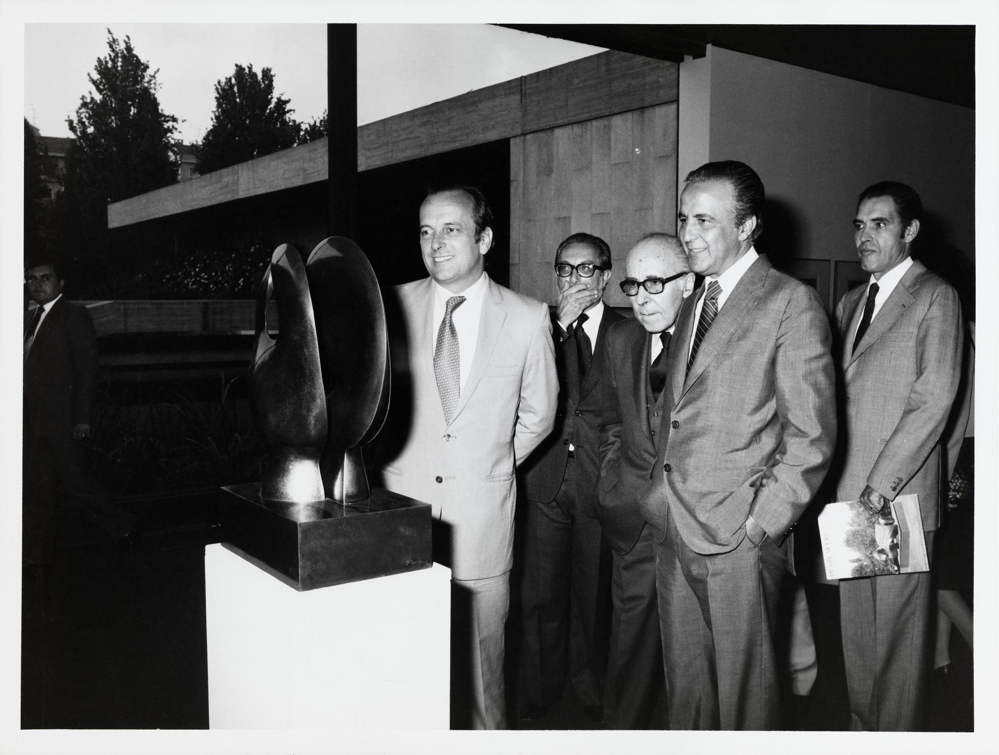 Visita oficial. Francisco Pinto Balsemão, Primeiro-ministro de Portugal, (à esq.), António Ferrer Correia e Victor Sá Machado (ao centro), Pedro Tamen (atrás, ao centro) e José Blanco (atrás, à dir.)