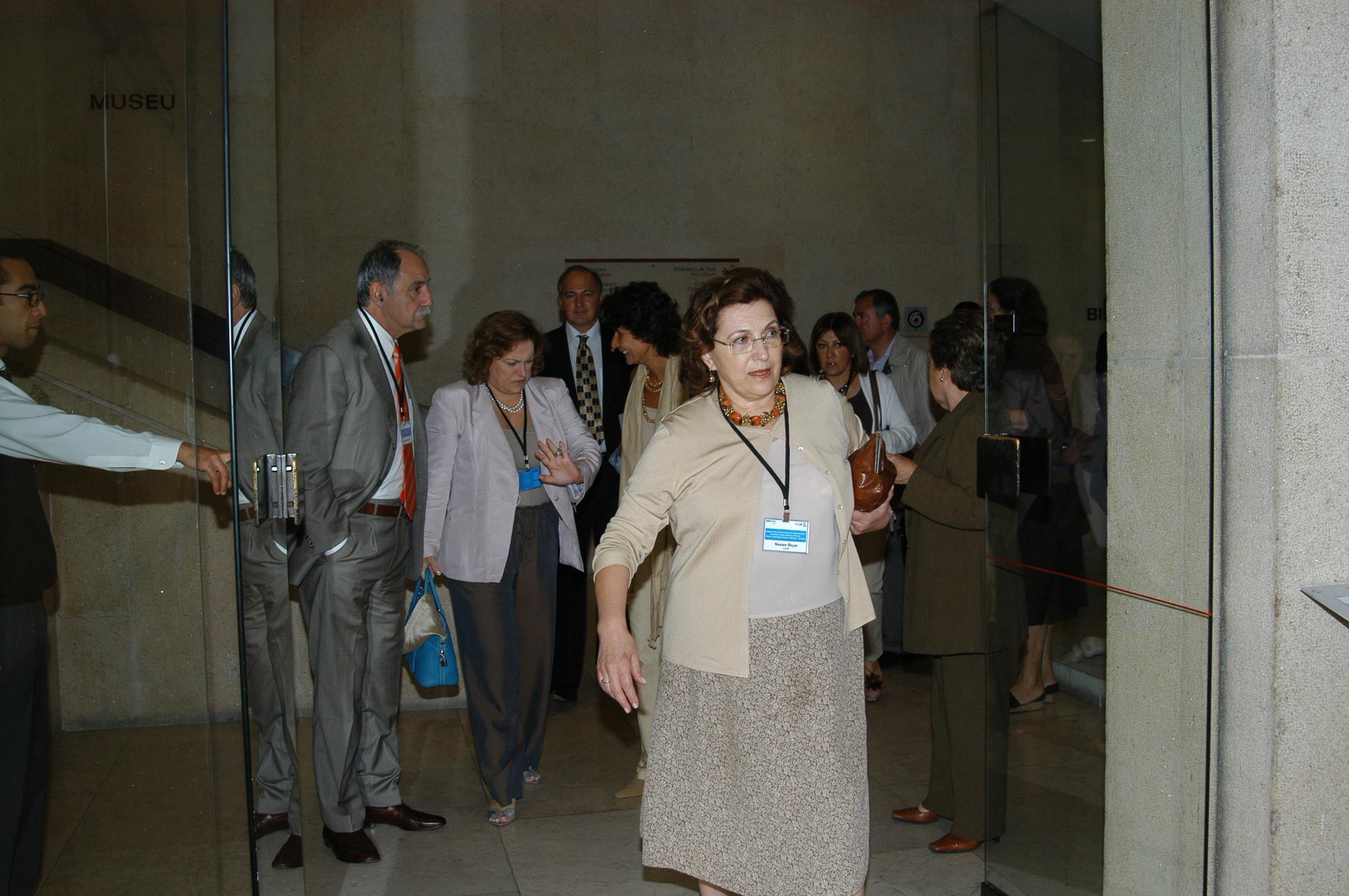 Conferência de imprensa. Nazan Ölçer (ao centro)