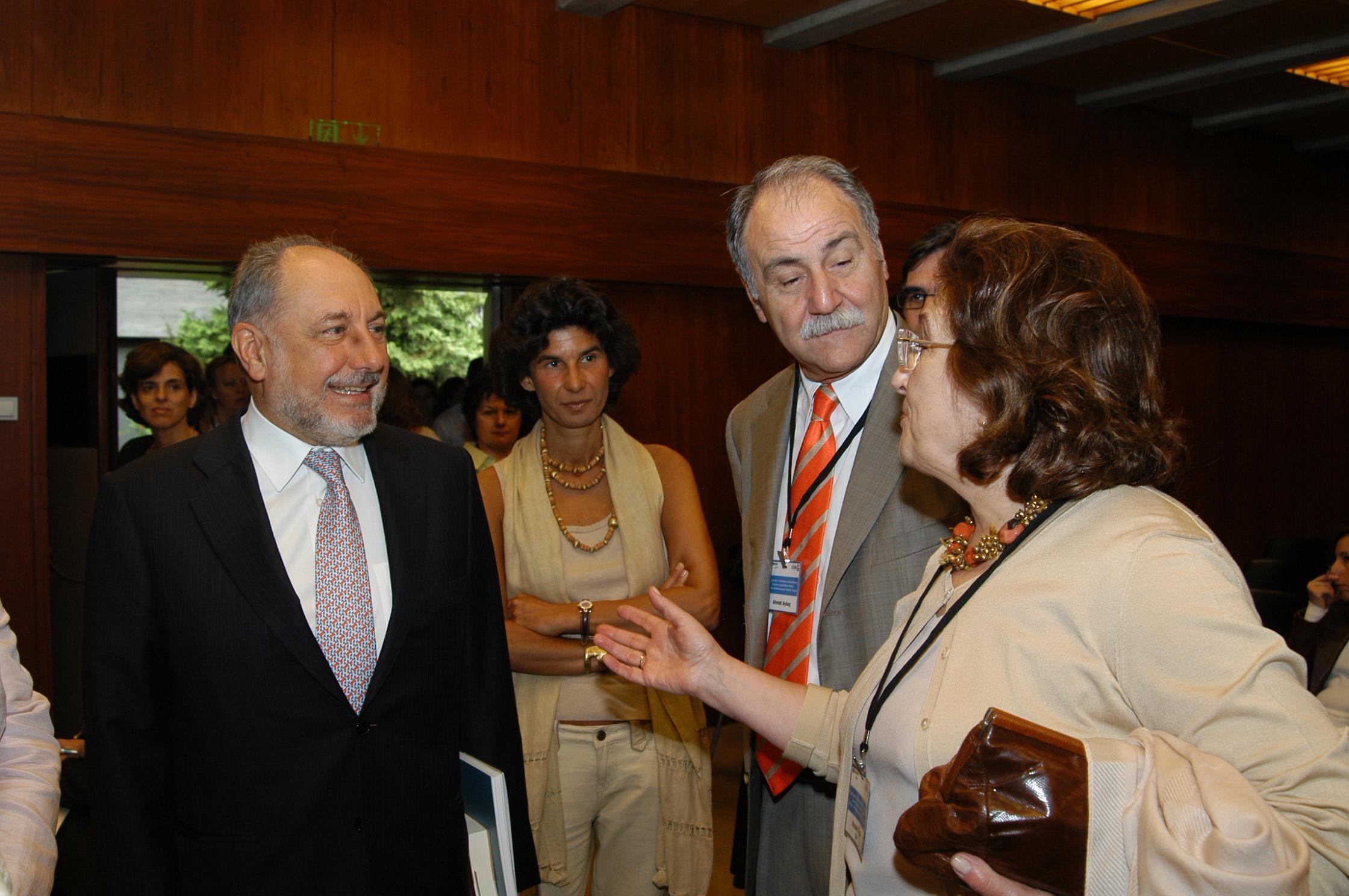 Conferência de imprensa. Emílio Rui Vilar (à esq.), Luísa Sampaio (atrás, ao centro) e Nazan Ölçer (à dir.)