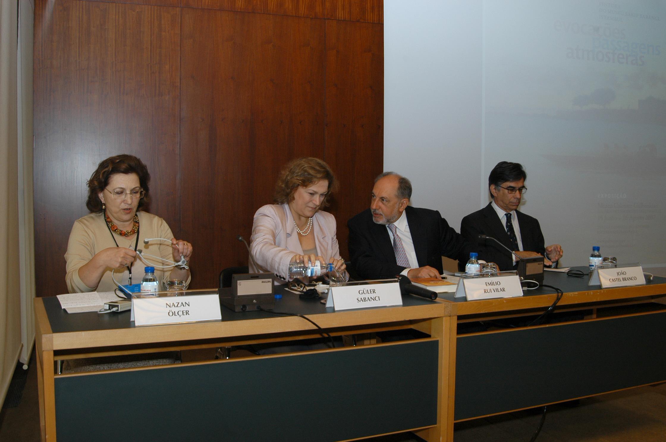 Conferência de imprensa. Nazan Ölçer, Güler Sabanci, Emílio Rui Vilar e João Castel-Branco Pereira
