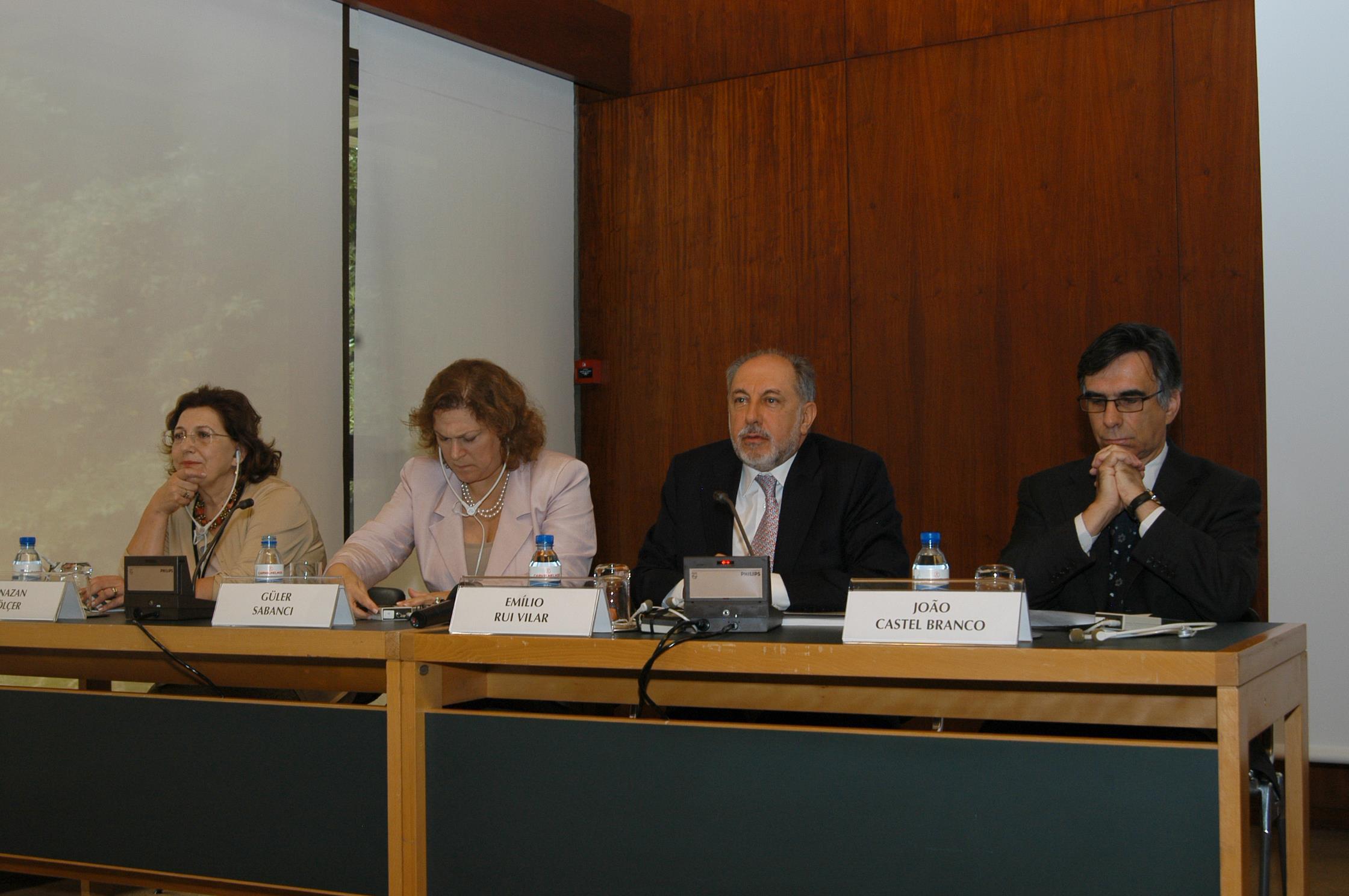 Conferência de imprensa. Nazan Ölçer, Güler Sabanci, Emílio Rui Vilar e João Castel-Branco Pereira