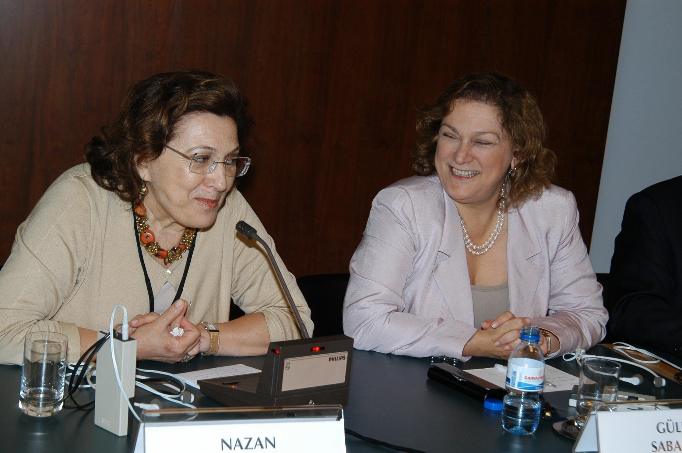 Conferência de imprensa. Nazan Ölçer (à esq.) e Güler Sabanci (à dir.)