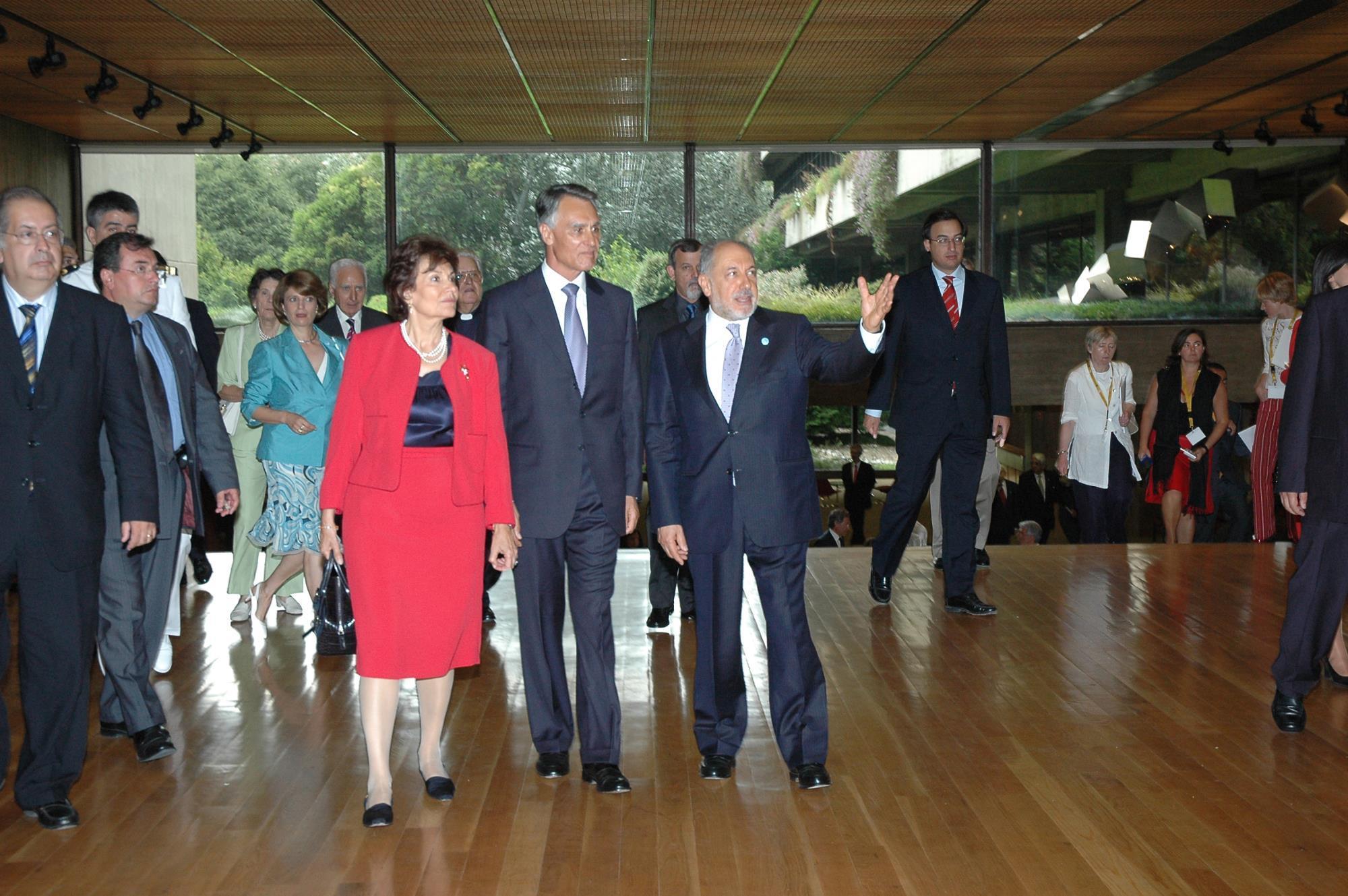 Maria Cavaco Silva (à esq.), presidente da República, Aníbal Cavaco Silva (ao centro) e o Primeiro-ministro, José Sócrates (à dir.)