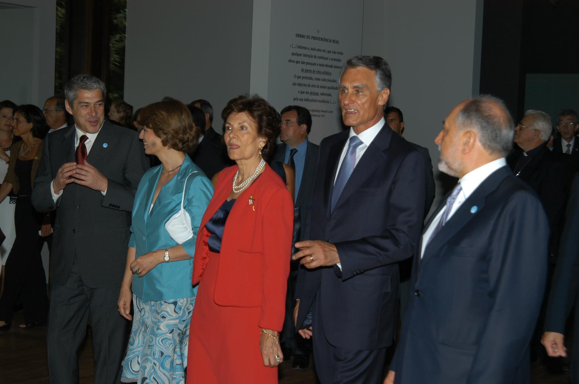 José Sócrates (à esq.), Isabel Alçada, Maria Cavaco Silva e Aníbal Cavaco Silva (ao centro) e Emílio Rui Vilar (à dir.)