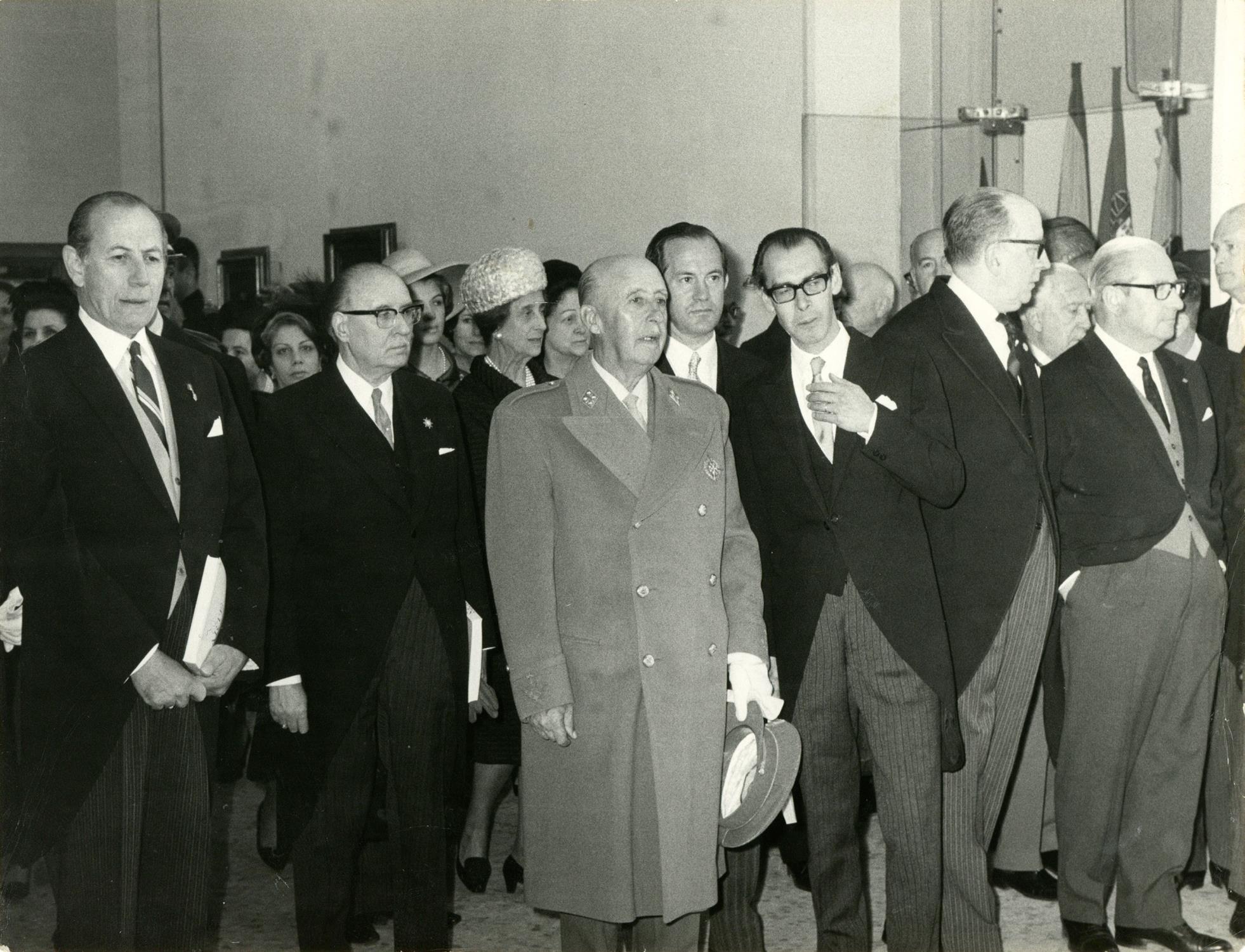 Francisco Franco e Fernando de Azevedo (ao centro) e José de Azeredo Perdigão e César Moreira Baptista (à dir.)