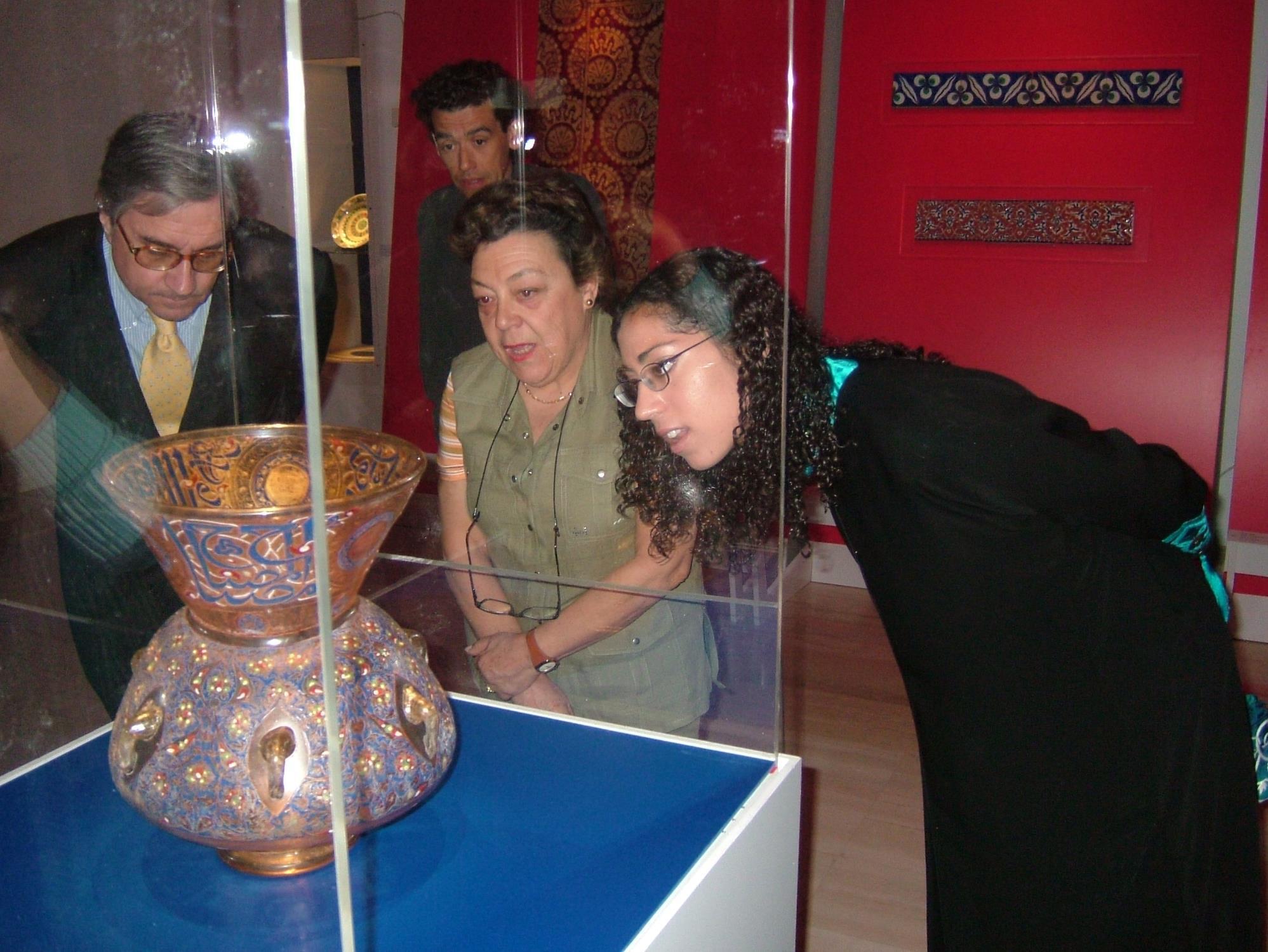 Pré-inauguração à exposição «Islamic Art in the Calouste Gulbenkian Museum». Maria Fernanda Passos Leite (ao centro) e Mariano Piçarra (atrás, ao centro)