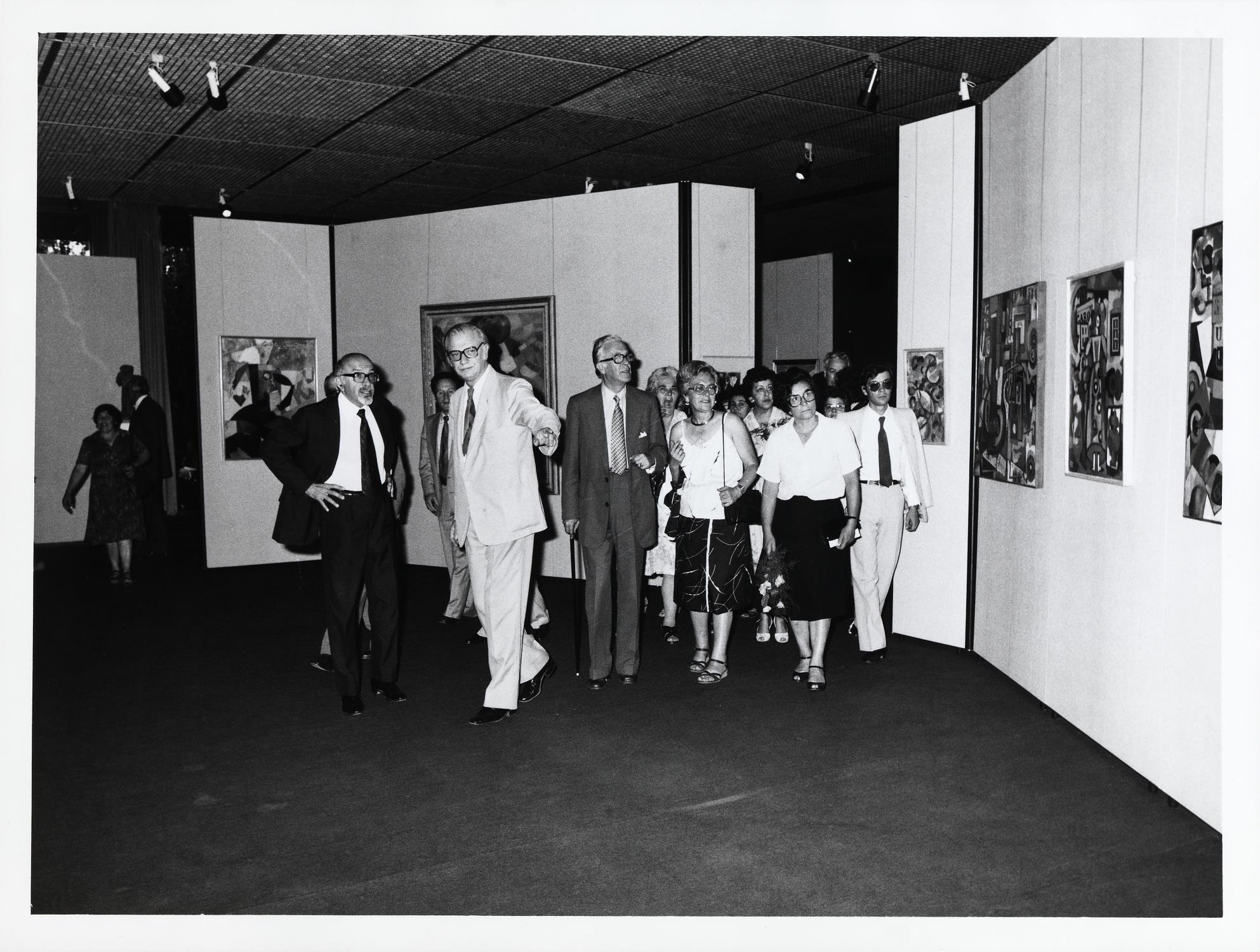 Pré-inauguração da exposição «Antevisão do Centro de Arte Moderna. 25.º Aniversário da Fundação Calouste Gulbenkian». Roberto Gulbenkian (à esq.) e José Sommer Ribeiro (ao centro)