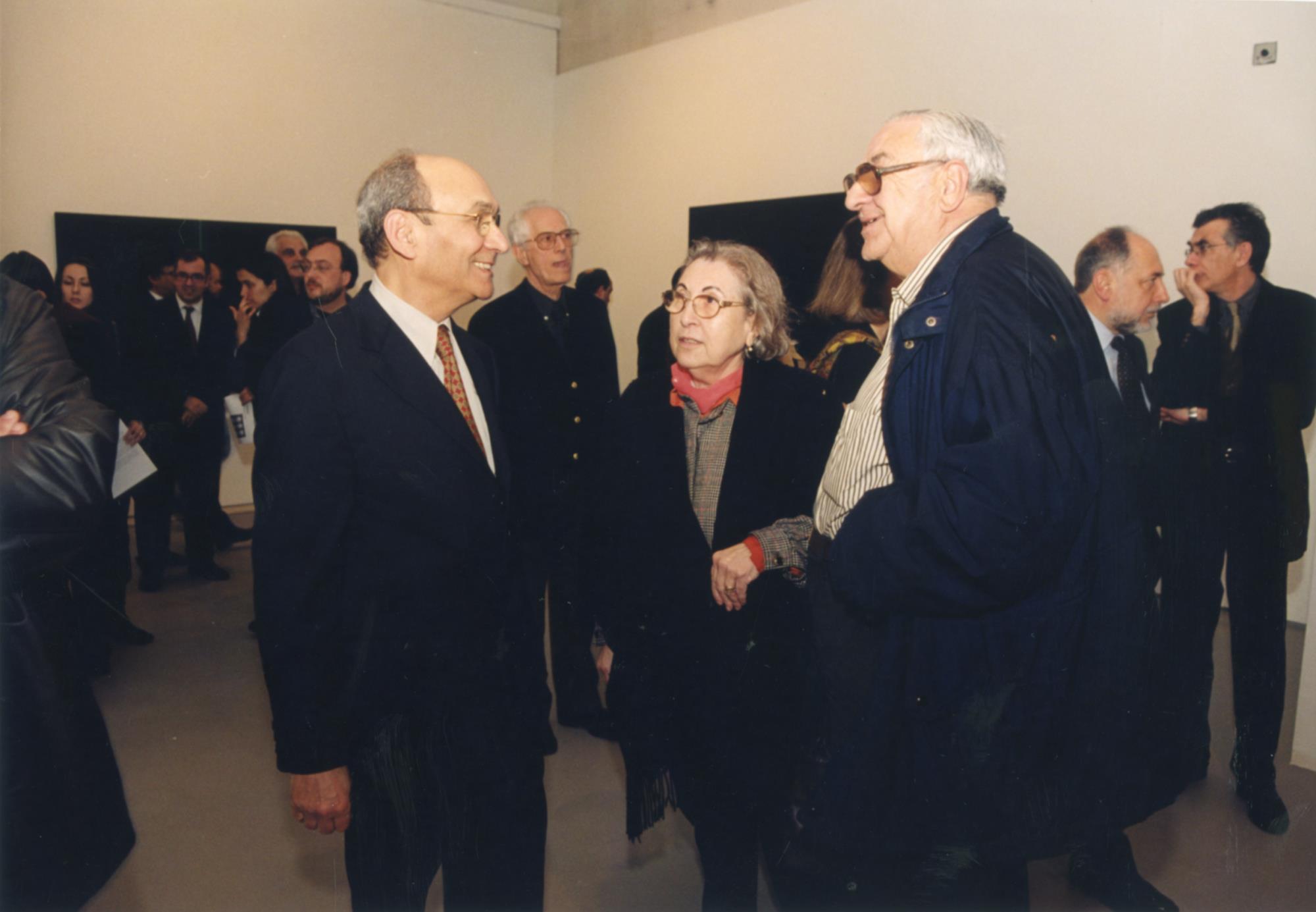 Jorge Pinheiro (à esq.), Emílio Rui Vilar e Jorge Molder (atrás, à dir.)