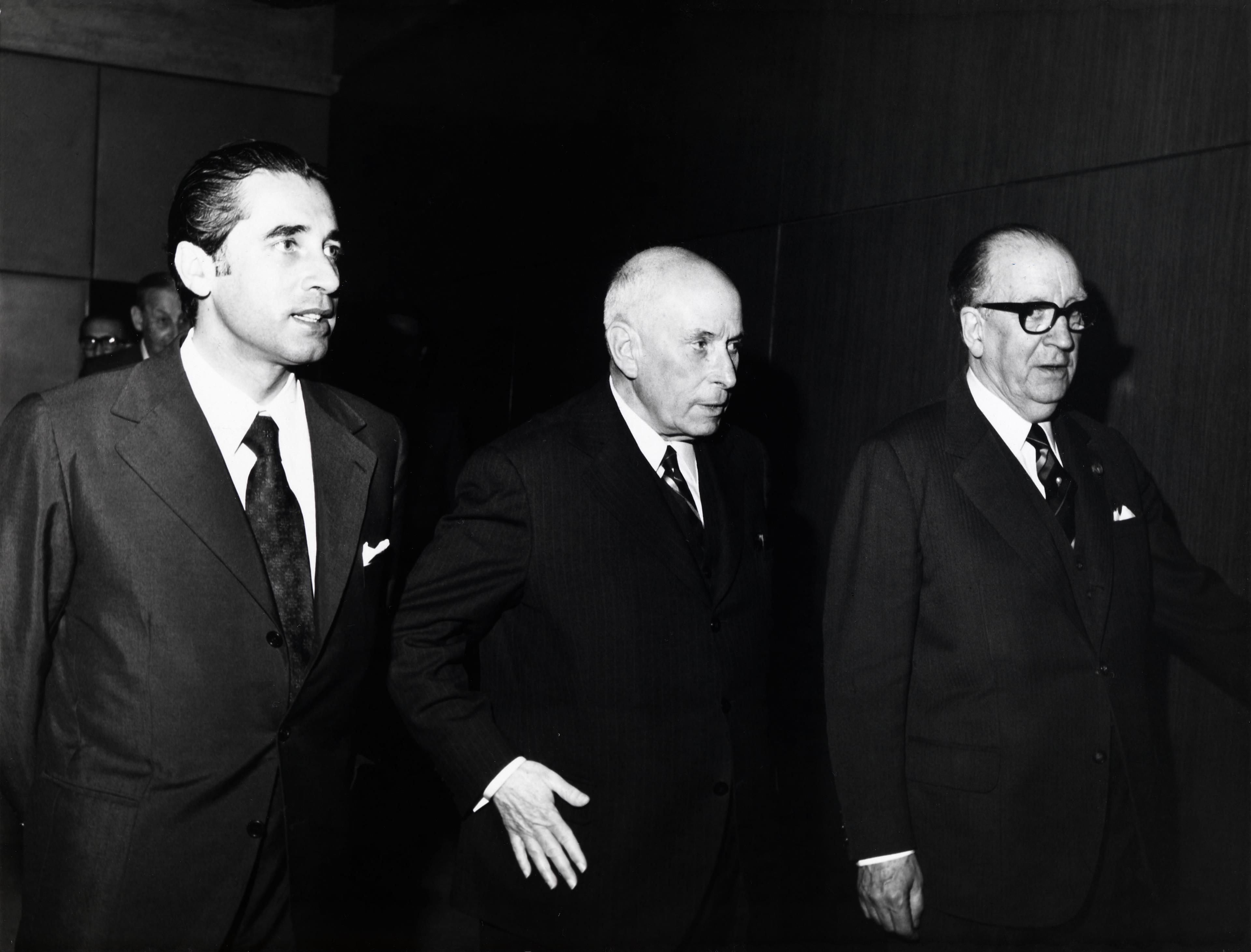 Rui Patrício (à esq.), Américo Tomás, presidente da República Portuguesa (ao centro), e José de Azeredo Perdigão (à dir.)