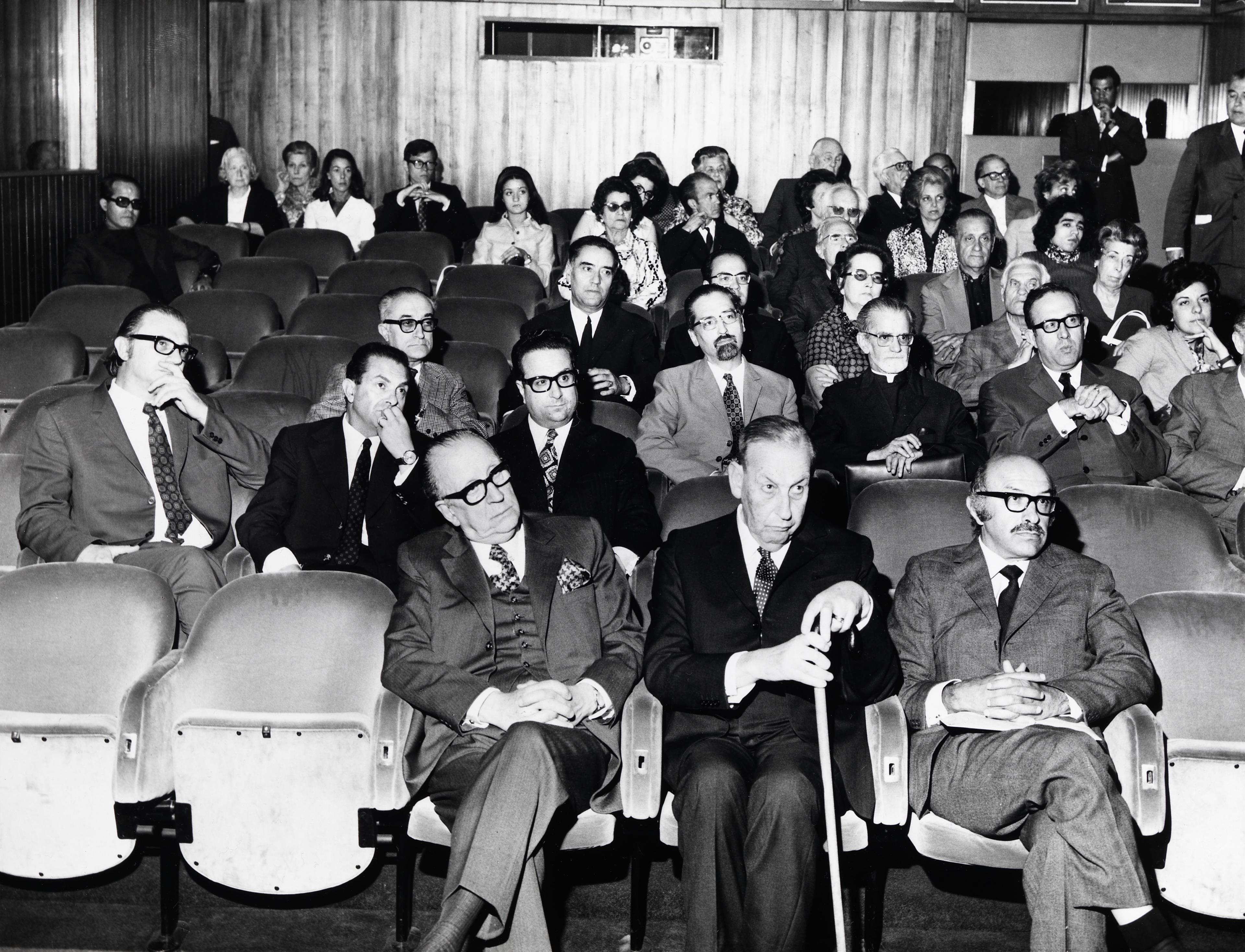 Ciclo de conferências «Portugal e a Pérsia». José Sommer Ribeiro (atrás, à esq.), Artur Nobre de Gusmão (atrás, ao centro), José de Azeredo Perdigão (à frente, à esq.), Pedro Teotónio Pereira (à frente, ao centro) e Roberto Gulbenkian (à frente, à dir.)