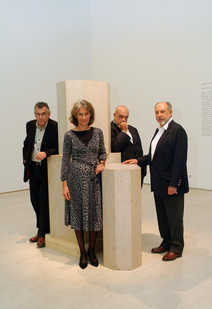Jorge Molder (à esq.), Teresa Gouveia, Pedro Cabrita Reis (ao centro) e Emílio Rui Vilar (à dir.)