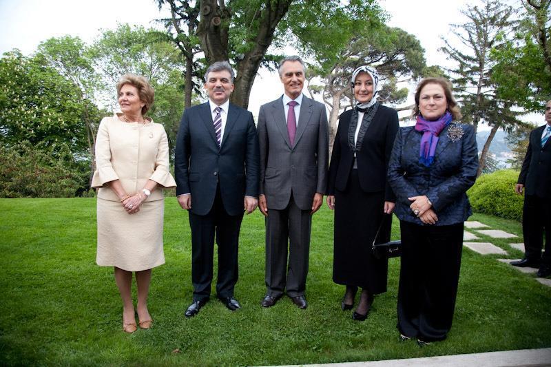 Maria Cavaco Silva (à esq.), Abdullah Gül, Aníbal Cavaco Silva (ao centro) e Hayrünnisa Gül (à dir.)