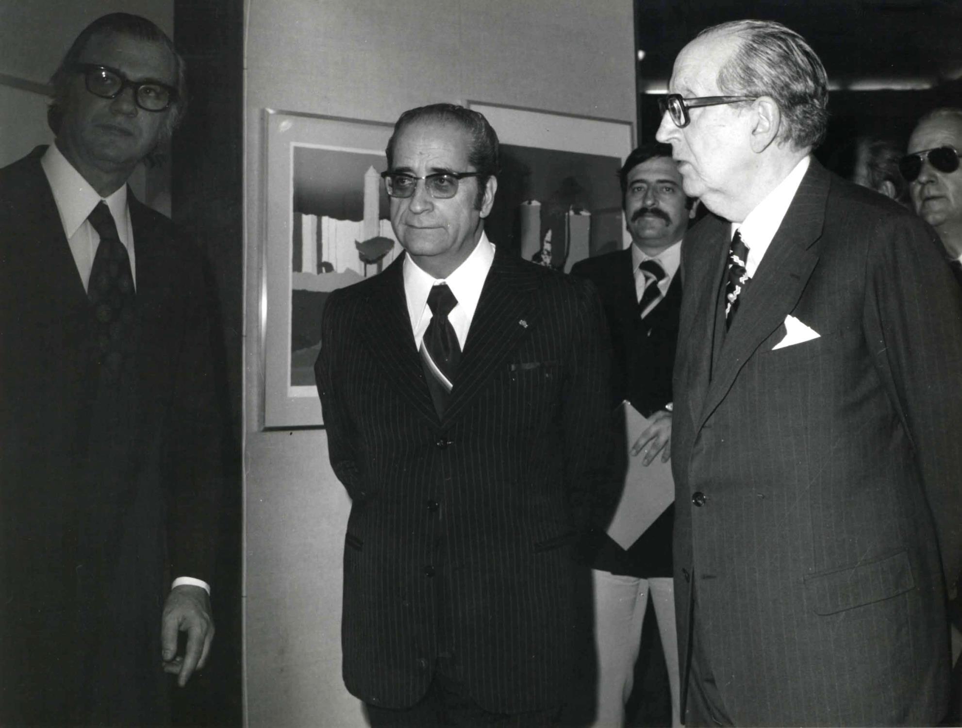José Sommer Ribeiro (à esq.), Francisco da Costa Gomes, presidente da República Portuguesa (ao centro) e José de Azeredo Perdigão (à dir.)