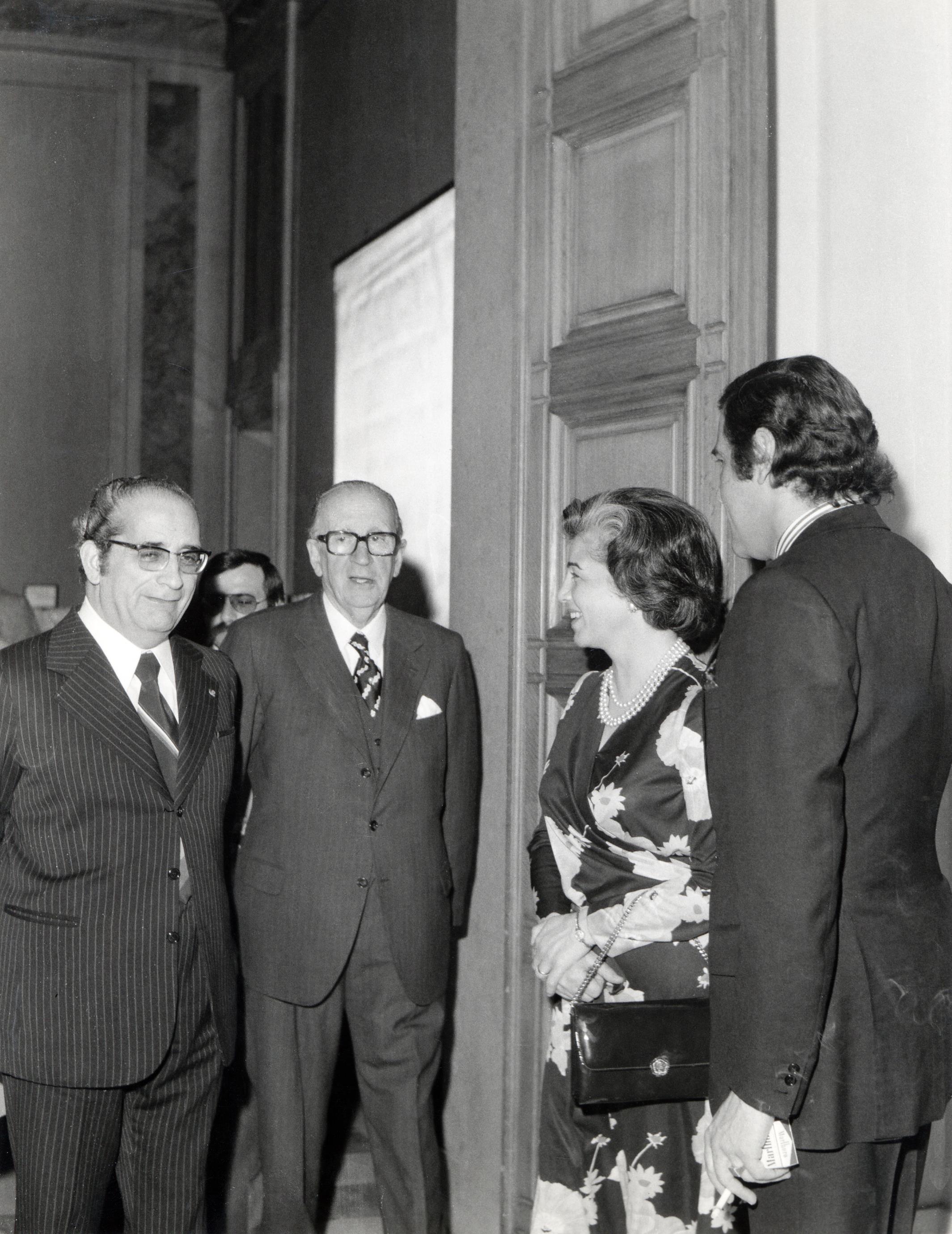 Francisco da Costa Gomes, presidente da República Portuguesa (à esq.), José de Azeredo Perdigão (ao centro) e Madalena de Azeredo Perdigão (à dir.)