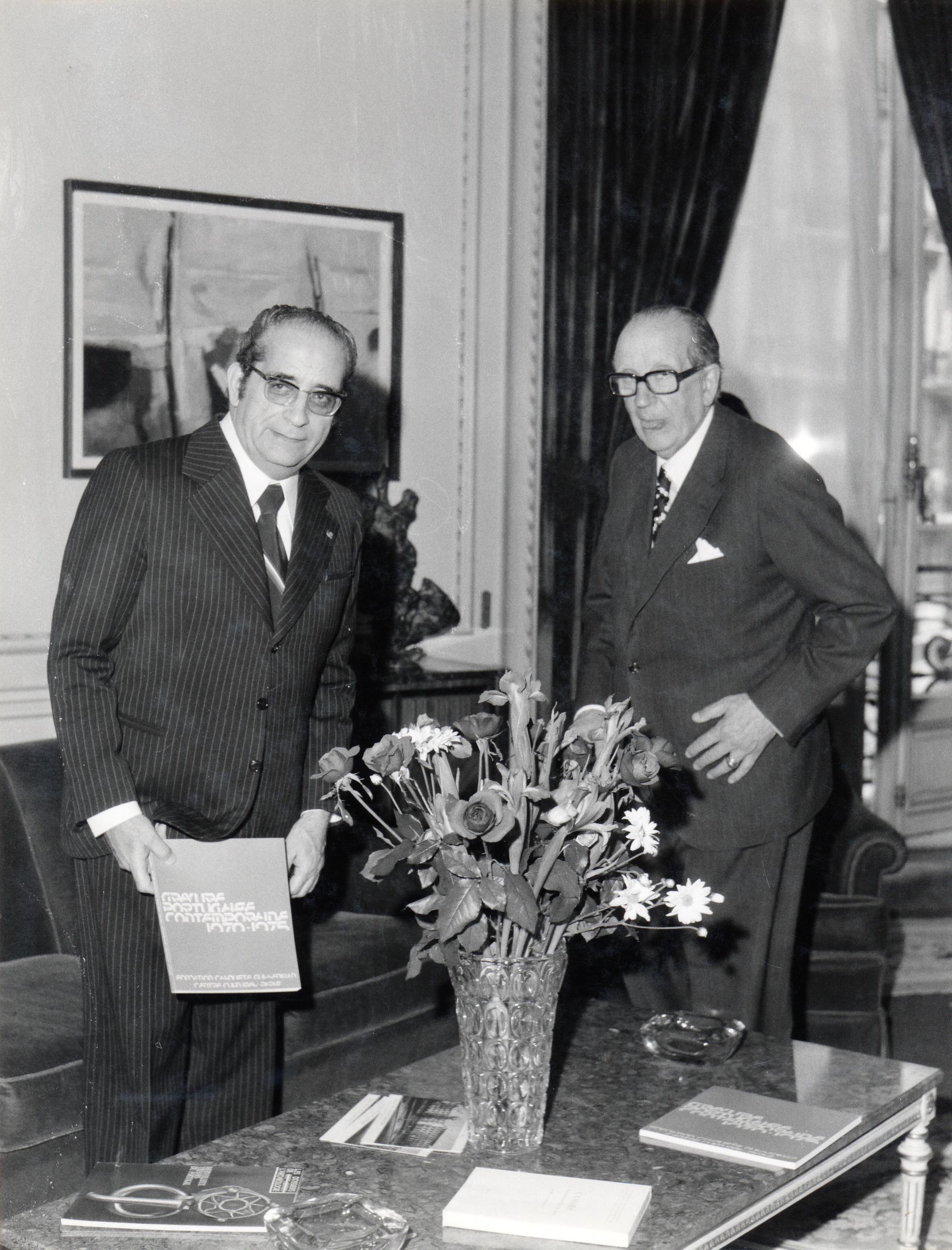 Costa Gomes, presidente da República Portuguesa (à esq.) e José de Azeredo Perdigão (à dir.)