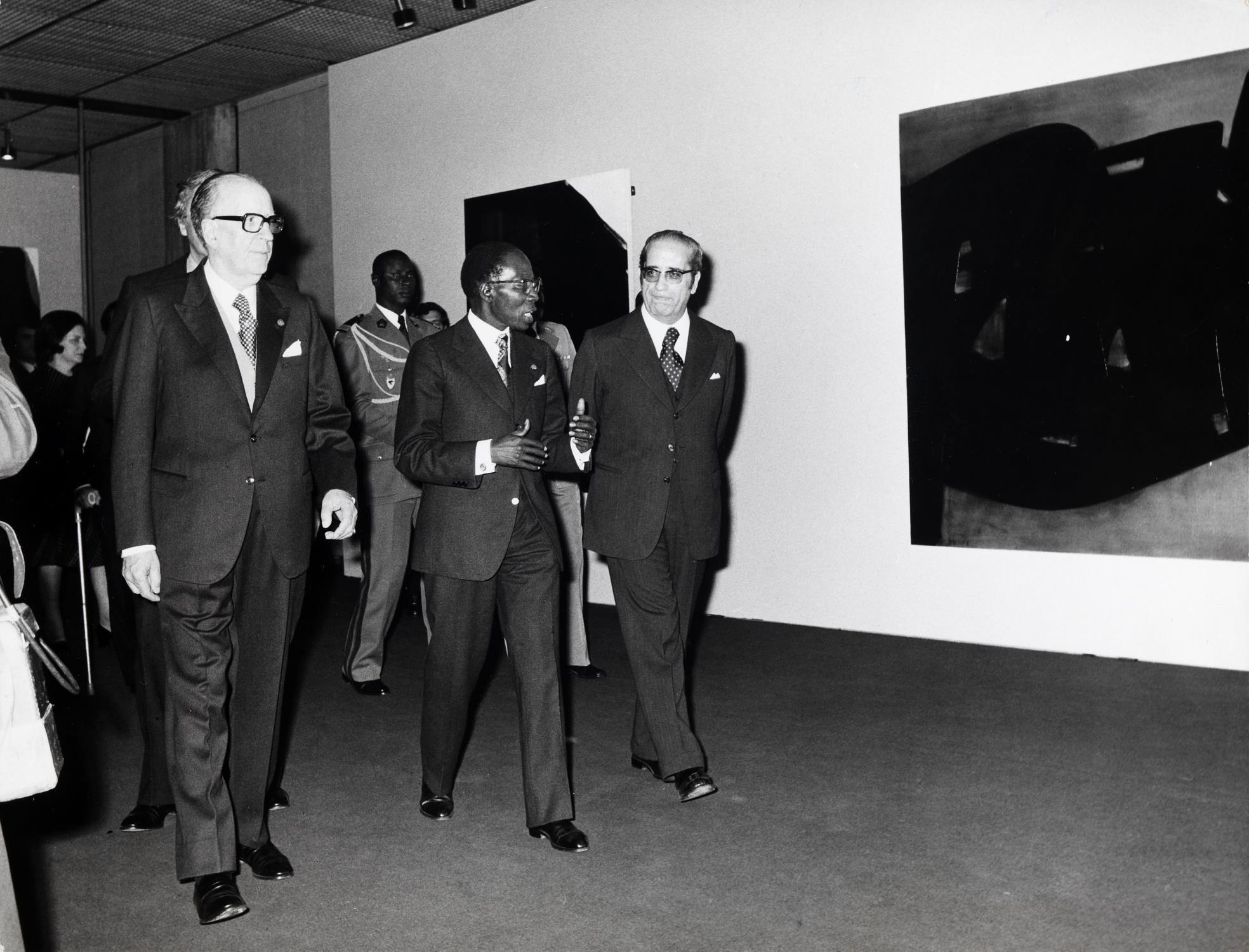 José de Azeredo Perdigão (à esq.), Léopold Sédar Senghor, presidente do Senegal (ao centro) e Costa Gomes, presidente da República Portuguesa (à dir.)