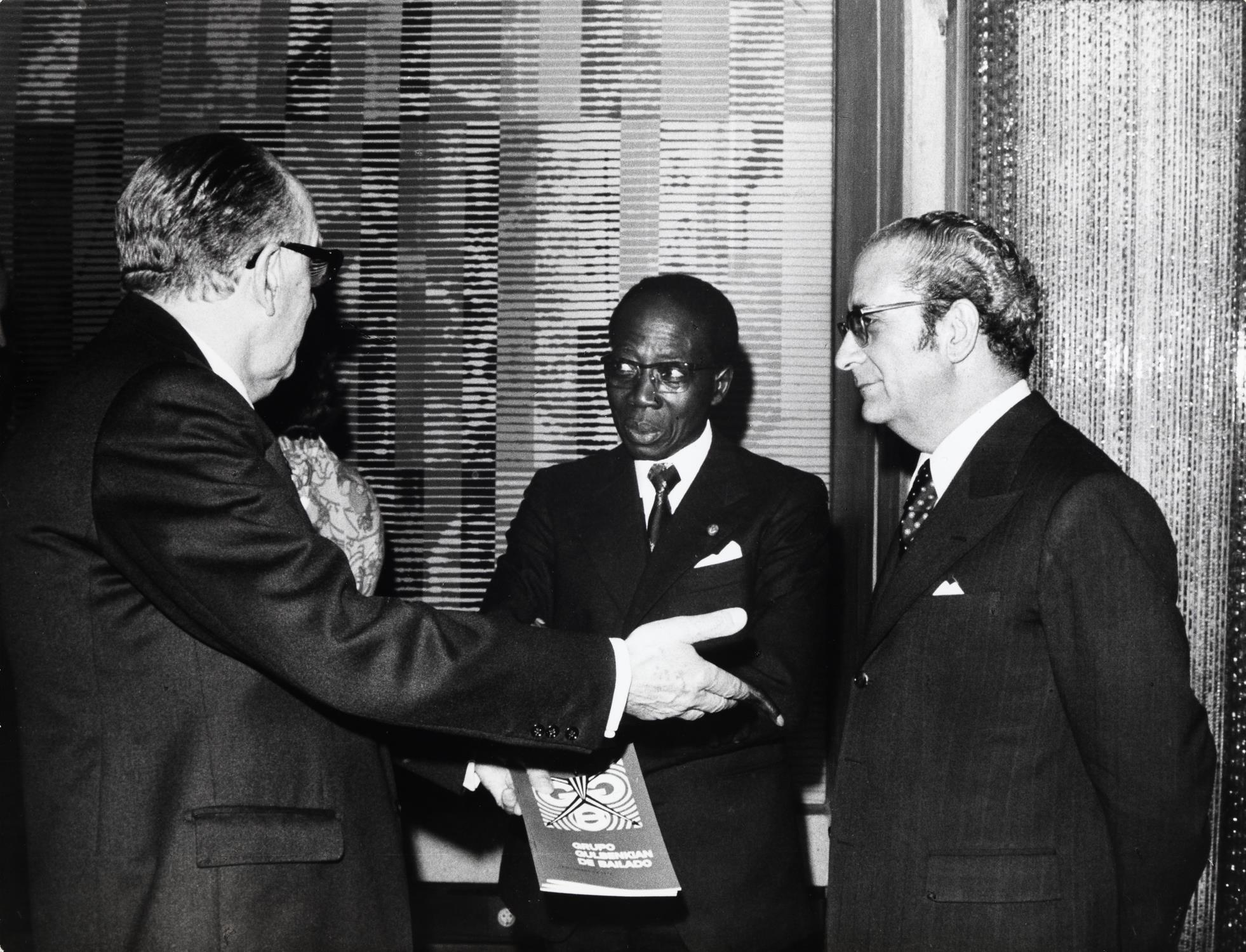 José de Azeredo Perdigão (à esq.), Léopold Sédar Senghor, presidente do Senegal (ao centro) e Costa Gomes, presidente da República Portuguesa (à dir.)